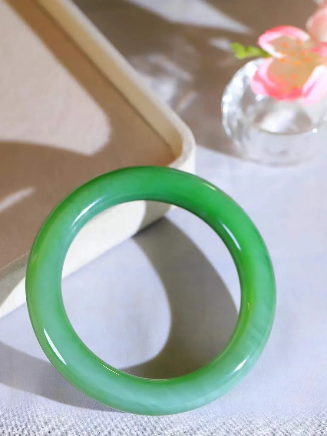 【玉佳人·手镯】

收藏级臻品️和田玉碧玉圆条手镯 ，玉质细腻油润，做工细致精美，端庄素雅，亭亭玉立，芊芊素手。芊芊素手，怎能忘镯？秀美圆条，更显婀娜。内径56.5mm 尺寸11.6-11.4mm重65.7克691201680A