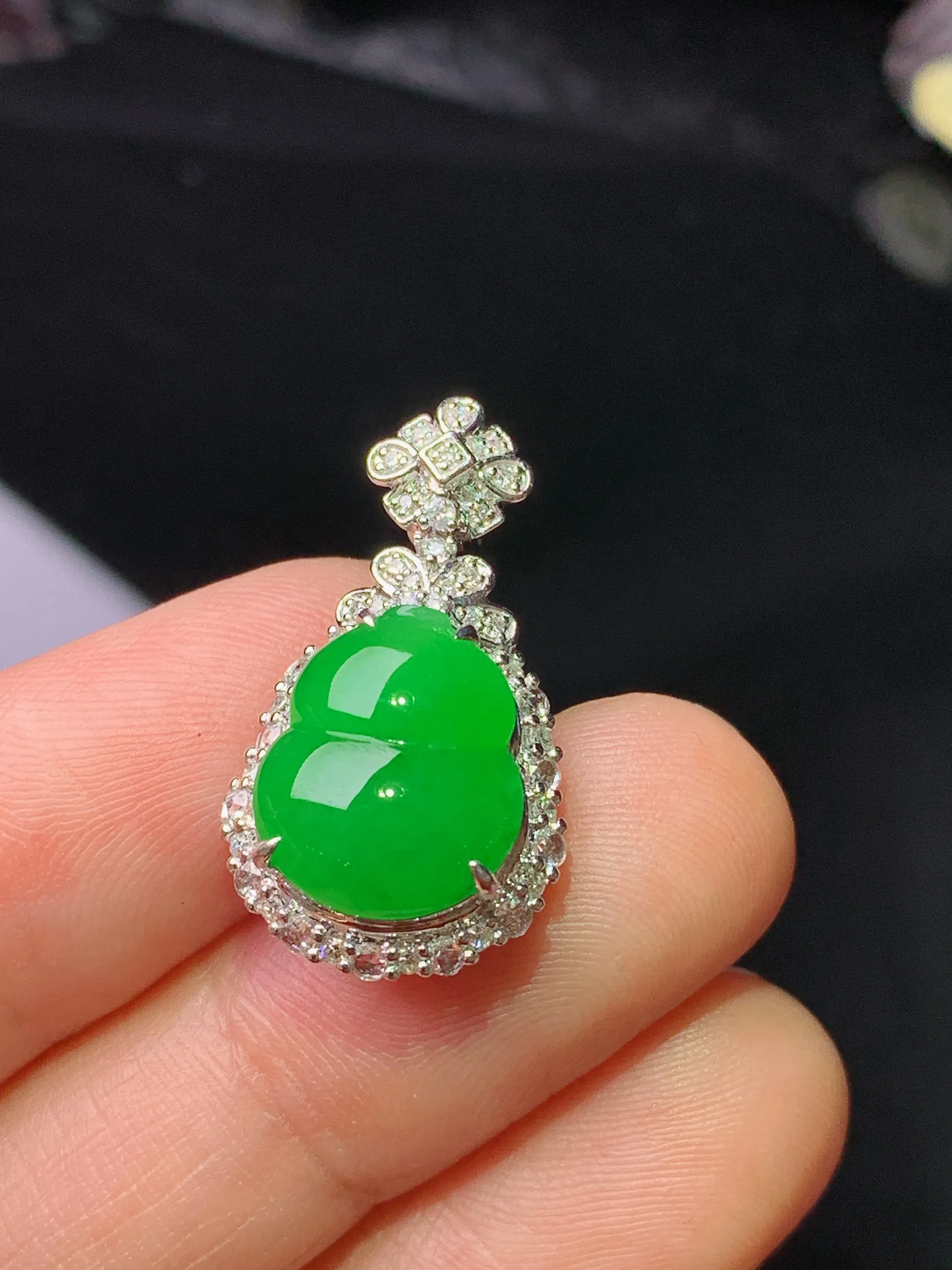 18k金钻镶嵌满绿葫芦吊坠 玉质细腻 色泽清新艳丽 整体尺寸24.2*13.6*9.2