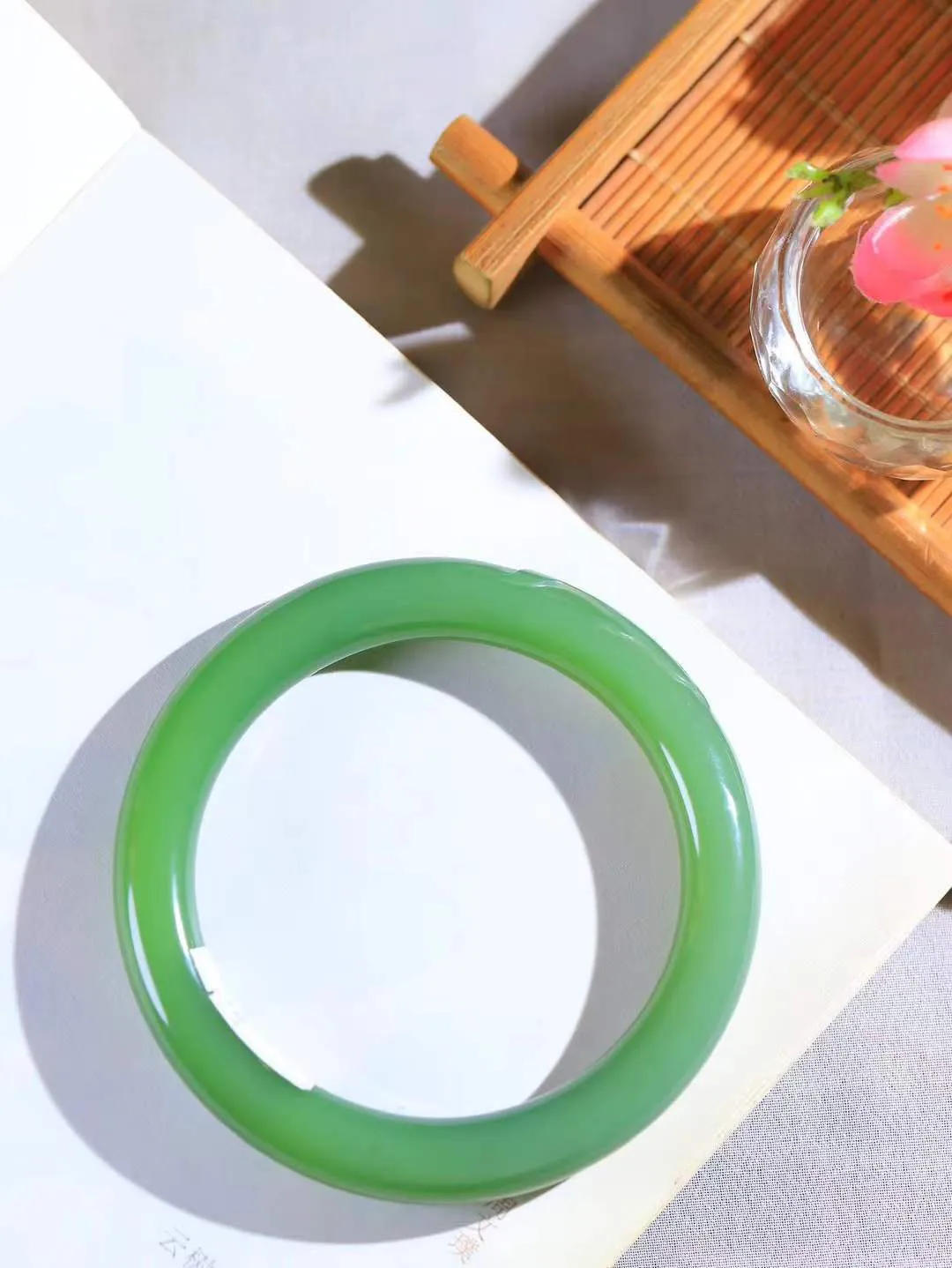 【守护爱情.手镯】

收藏级臻品️和田玉碧玉海豚手镯。随形精雕海豚，其体态圆润饱满，身姿灵动可爱，线条婉转流畅，小巧玲珑。传说只要你对著海豚湾诚心祈祷,期待的爱情就会成真而在海豚湾表白的第一个对象,就是命定的恋人。因此海豚是爱情的守护神。重40.8克 尺寸54.5-8.8-9.5mm091201644A