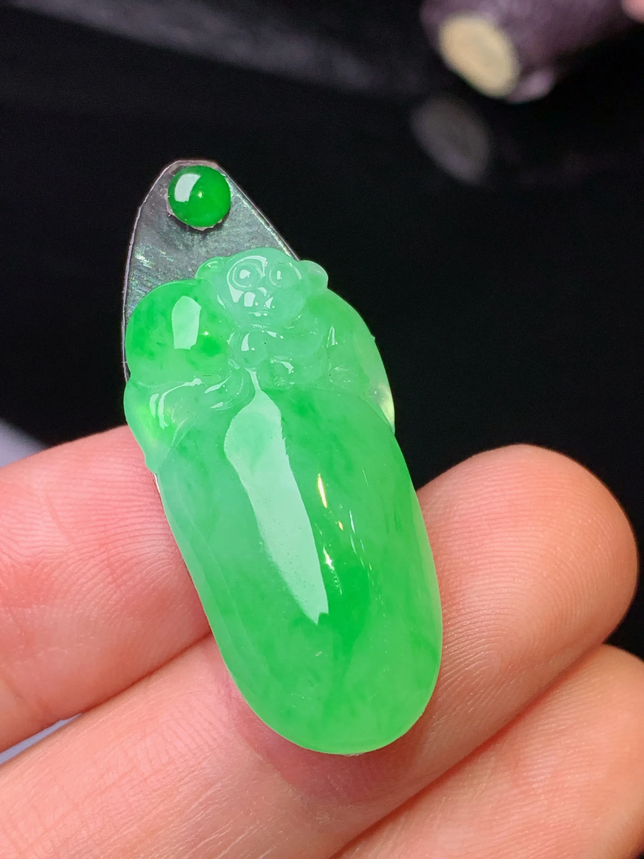 镶嵌款 翠绿寿桃吊坠 玉质细腻 色泽清新艳丽 整体尺寸27.8*14.2*6.3