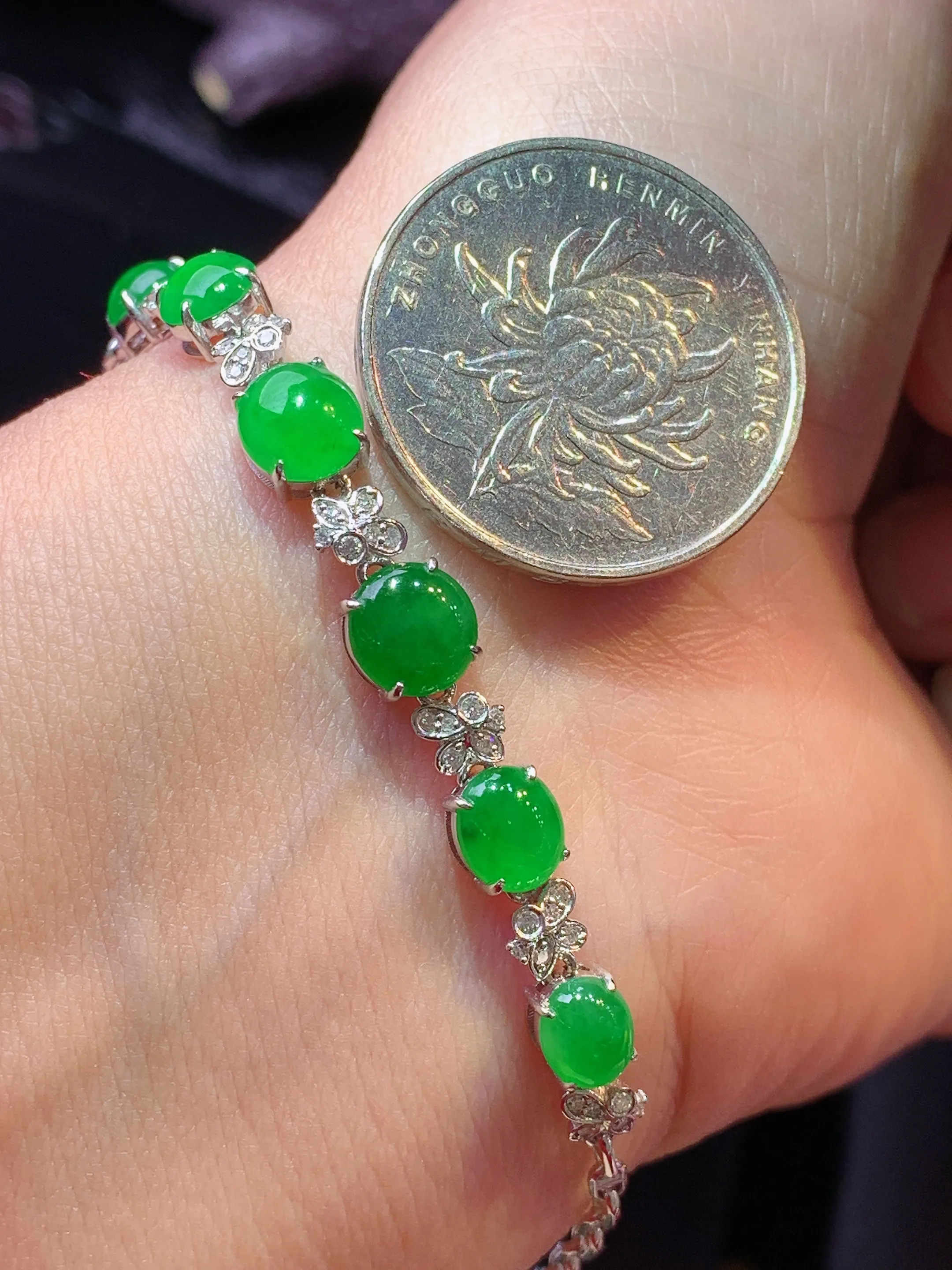 18k金钻镶嵌满绿蛋面手链 玉质细腻 色泽清新艳丽 整体尺寸70.8*6.7*4.2