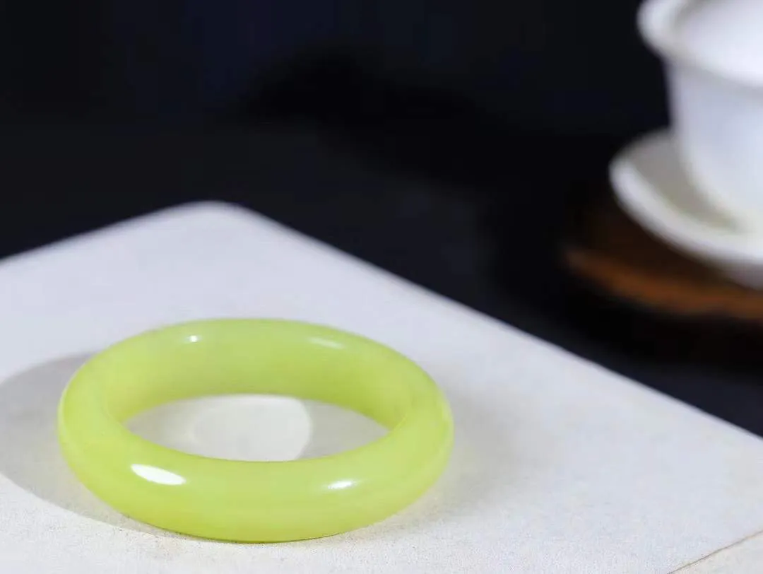 【诗情画意.手镯】

精品和田玉黄口点墨手镯   细腻油脂,手感润滑。意韵飘渺，温雅细腻，工艺精湛