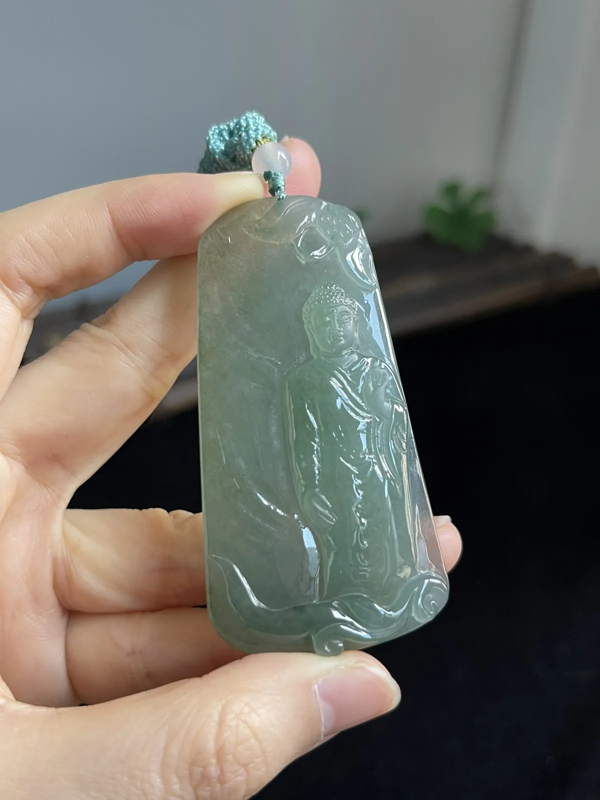 翡翠冰糯种浅绿色吊坠，配珠未测