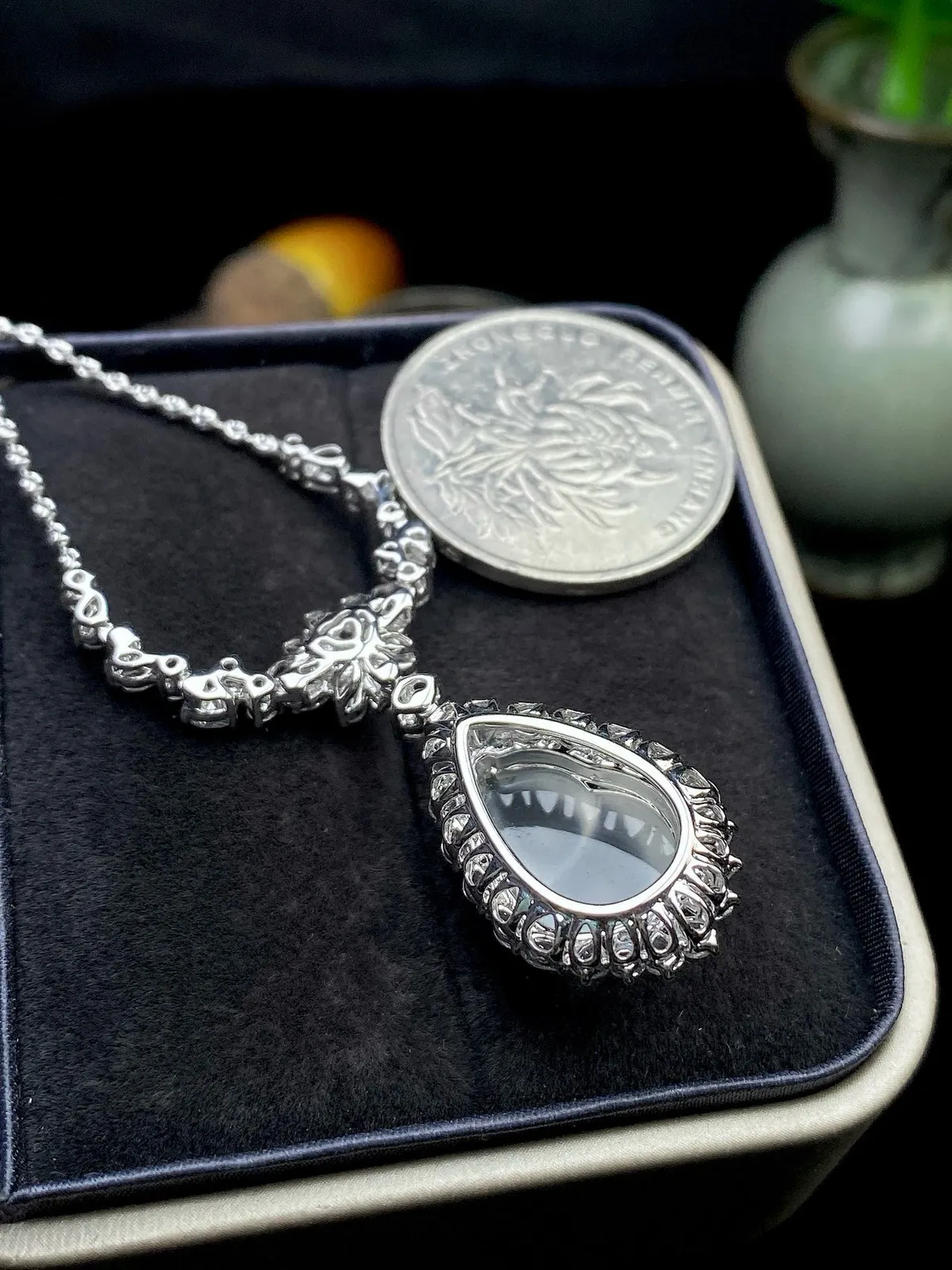 【冰种黑钢葫芦吊坠】质地细腻清爽，荧光感强烈，起刚光强烈，18K金钻镶嵌，裸石尺寸14.7*11*5.1毫米