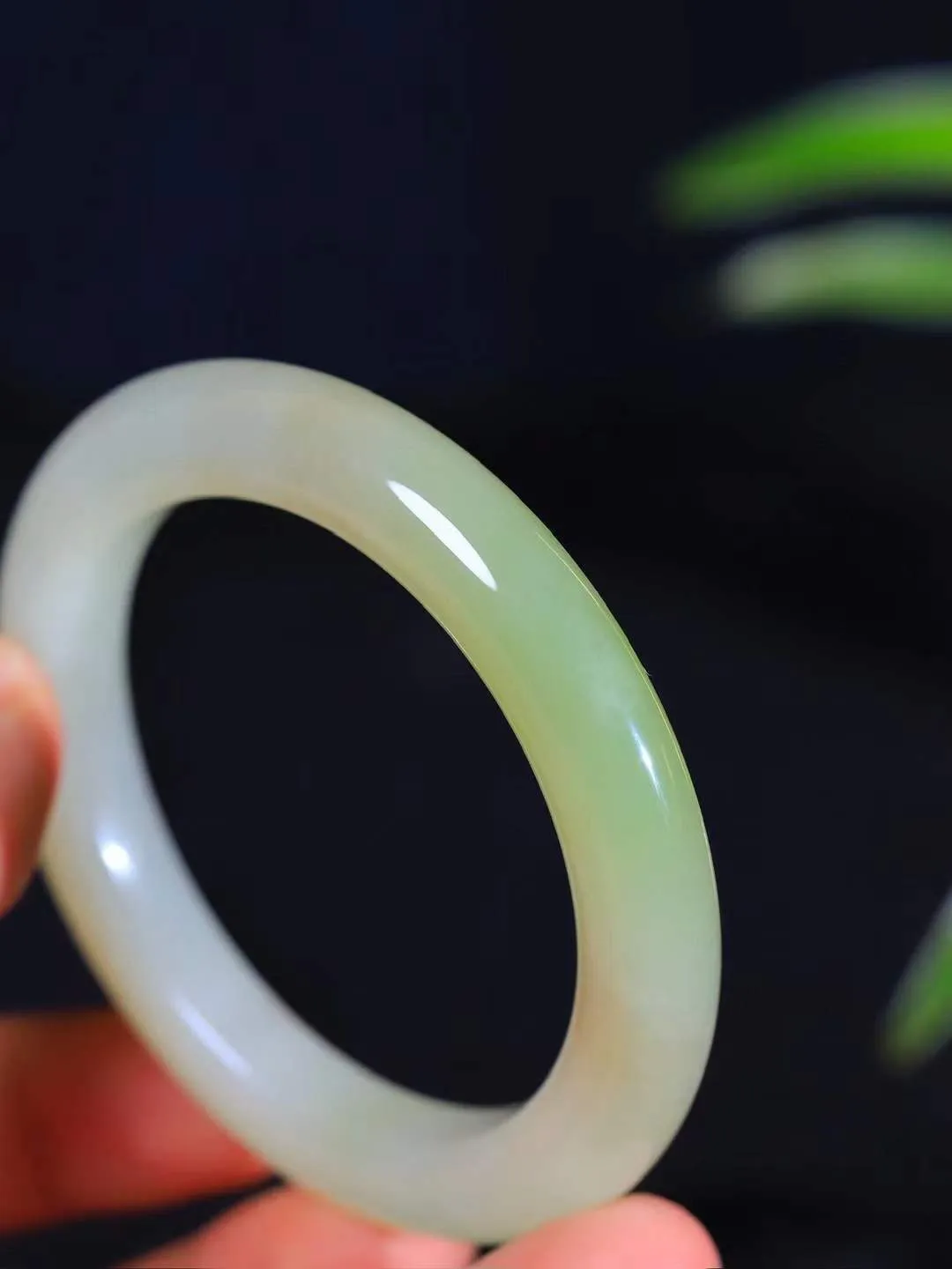 （柔情似水.手镯）

精品和田玉三色手镯，玉质温润细腻，镯型饱满圆润，优雅知性，姽婳于幽静兮，又婆娑乎人间，经典款型，古朴典雅。极具灵性，腕间风情，风姿卓越。 重48.34克    内径53.8mm 尺寸9.8-9.4mm   781252644A