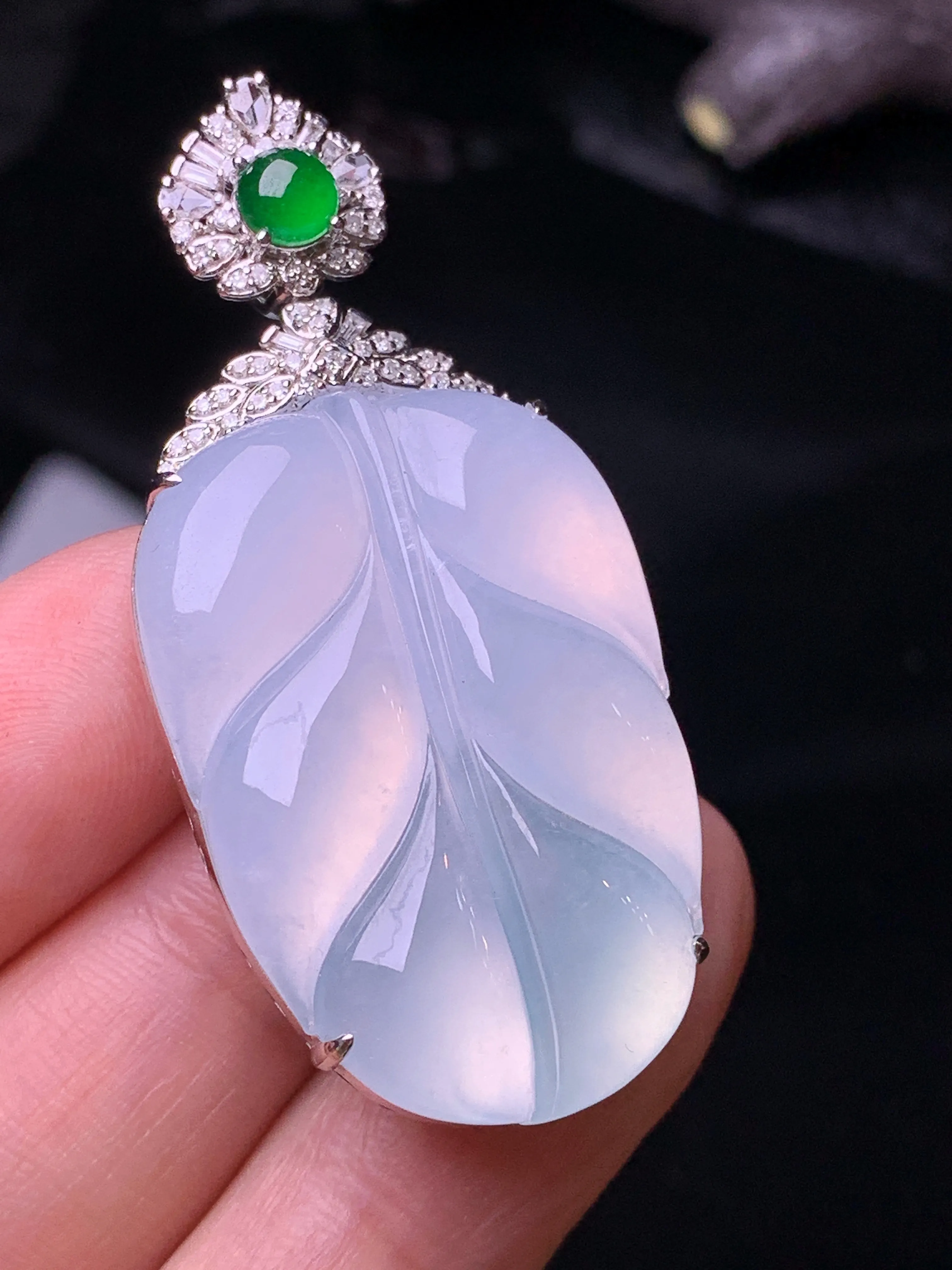 18k金钻镶嵌冰种树叶吊坠 玉质细腻 色泽清新艳丽 整体尺寸46.8*22.2*9.5