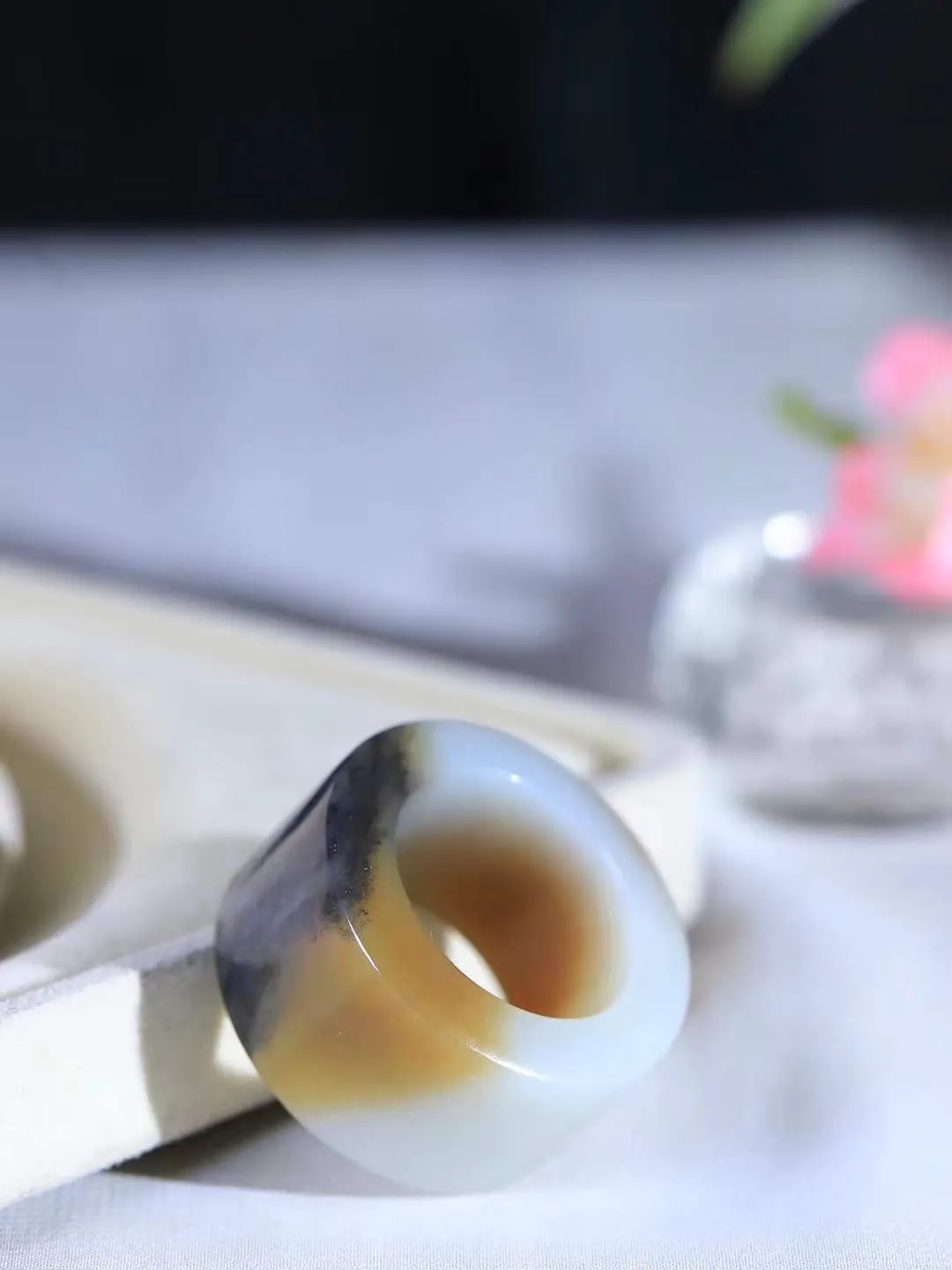 【古韵·扳指】

精品和田玉三色扳指，玉质温润，油润感十足， 整器古韵生辉。优雅高贵。运筹帷幄于掌中，决胜于千里之外。重27.5克 内径圈口22mm尺寸18.2-6.1mmFDL-361202642