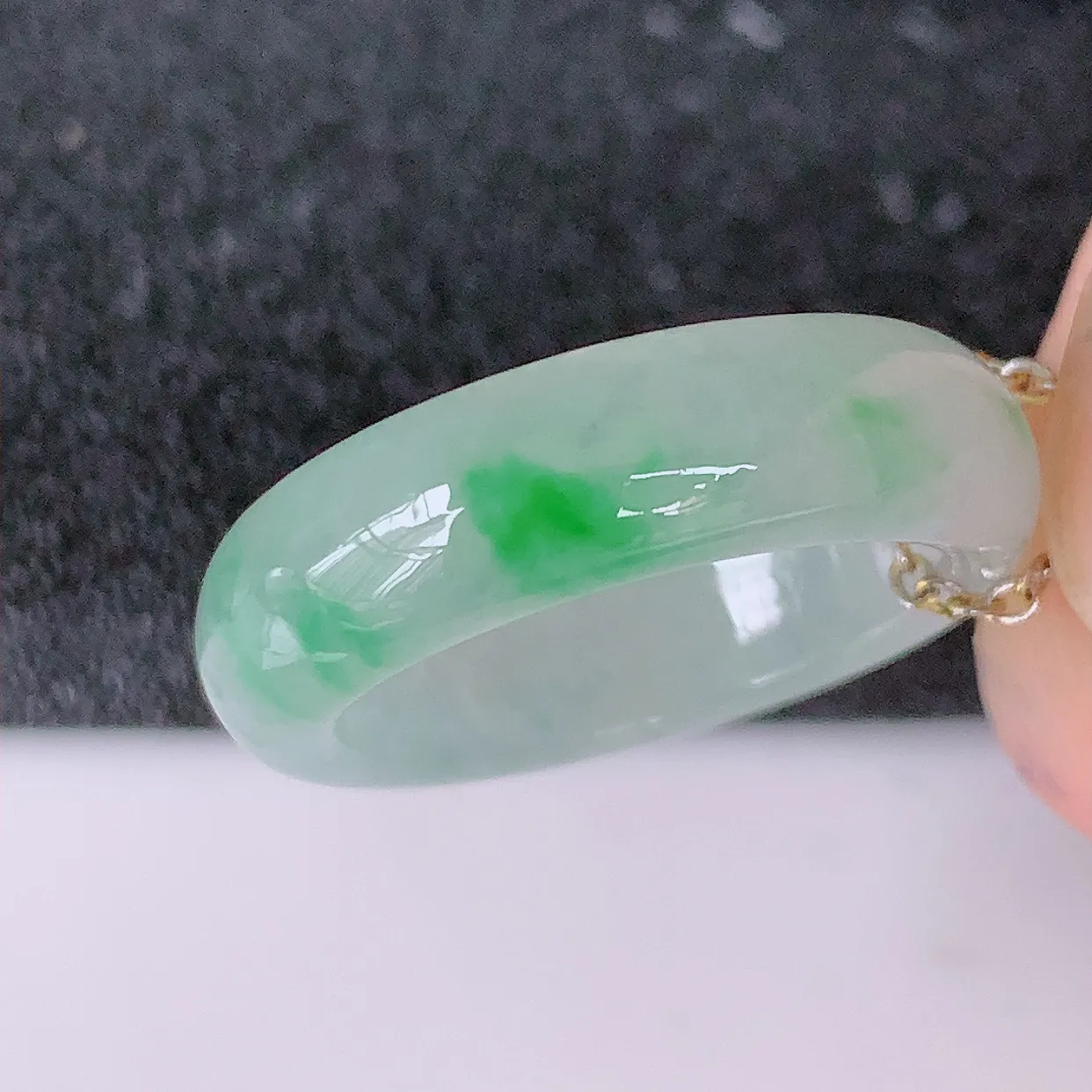 自然光实拍，16.6mm内径冰种飘绿翡翠指环，玉戒指，玉质莹润，好精美好冰润的指环， 13圈口，上手