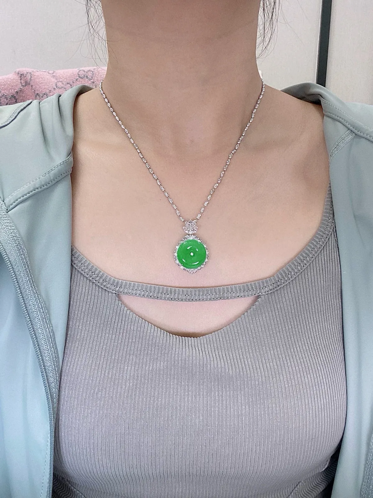 【冰种满绿平安扣吊坠】质地非常细腻，冰润十足，种老冰透，18k金钻镶嵌，裸石尺寸17.6*3.3毫米