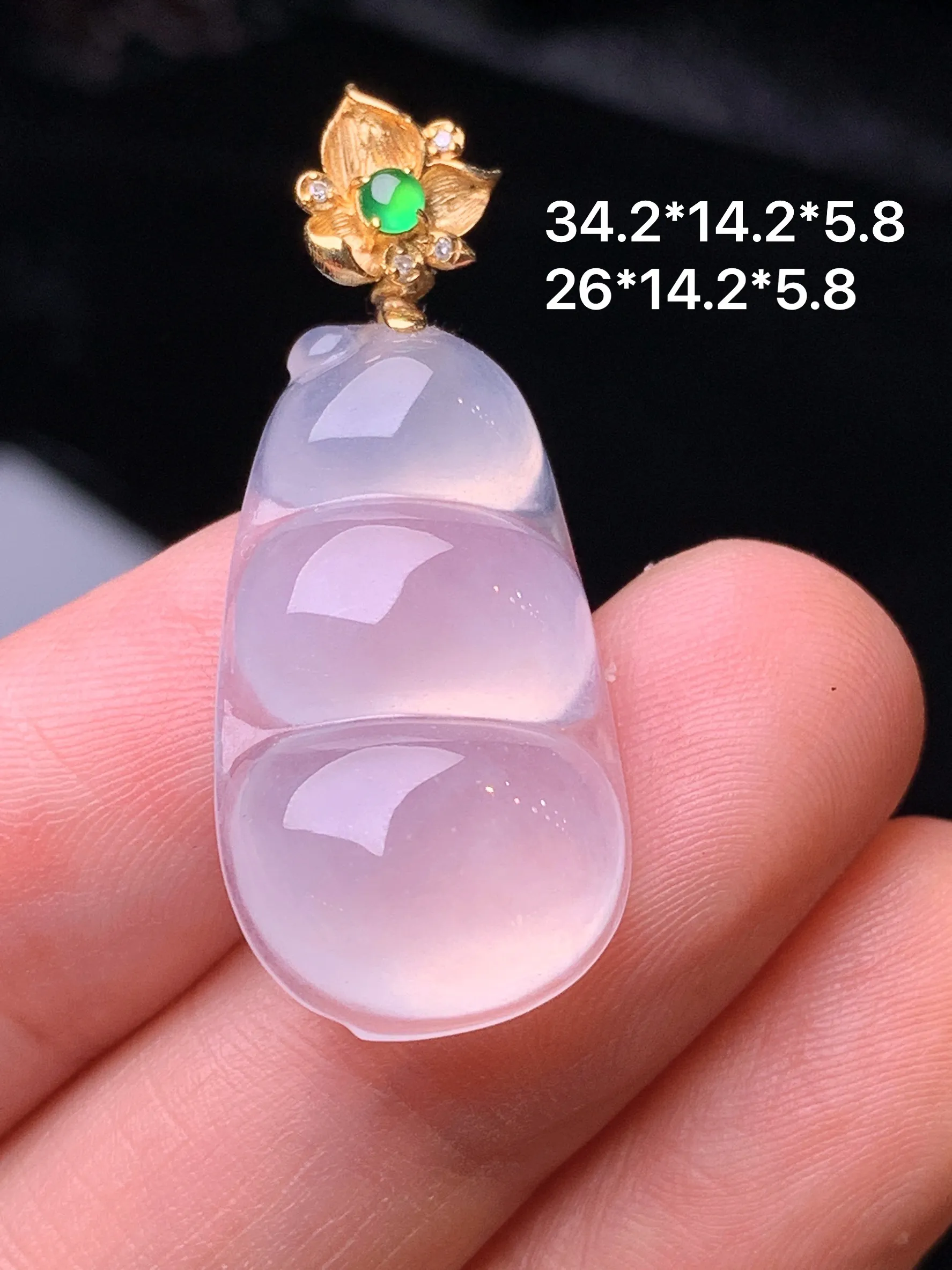 18k金钻镶嵌款飘绿四季豆吊坠 玉质细腻 色泽清新艳丽 整体尺寸34.2*14.2*5.8