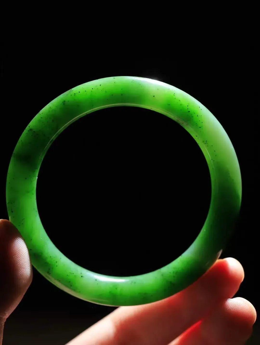 【温润如心.镯】

精品和田玉碧玉圆条手镯，精选上等碧玉料，色泽清透，质地细腻。佩戴它，感受千年玉文化的温润与优雅，愿它为您带来平安与幸福。重46.6克  尺寸56.5-9.9-9.5mm 891202700L