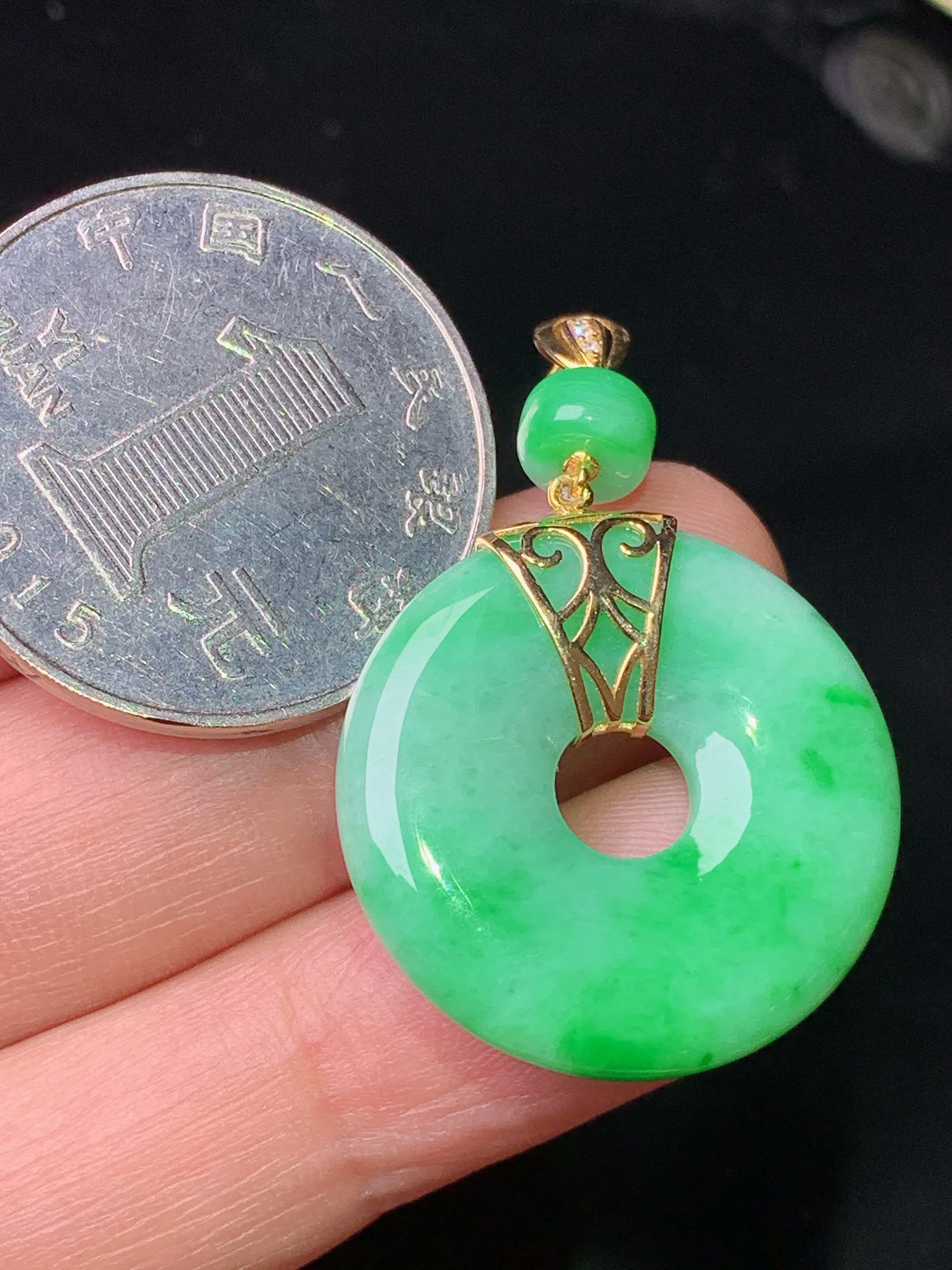 18k金镶嵌翠绿平安环吊坠 玉质细腻 色泽清新艳丽 整体尺寸35*23.3*4.5