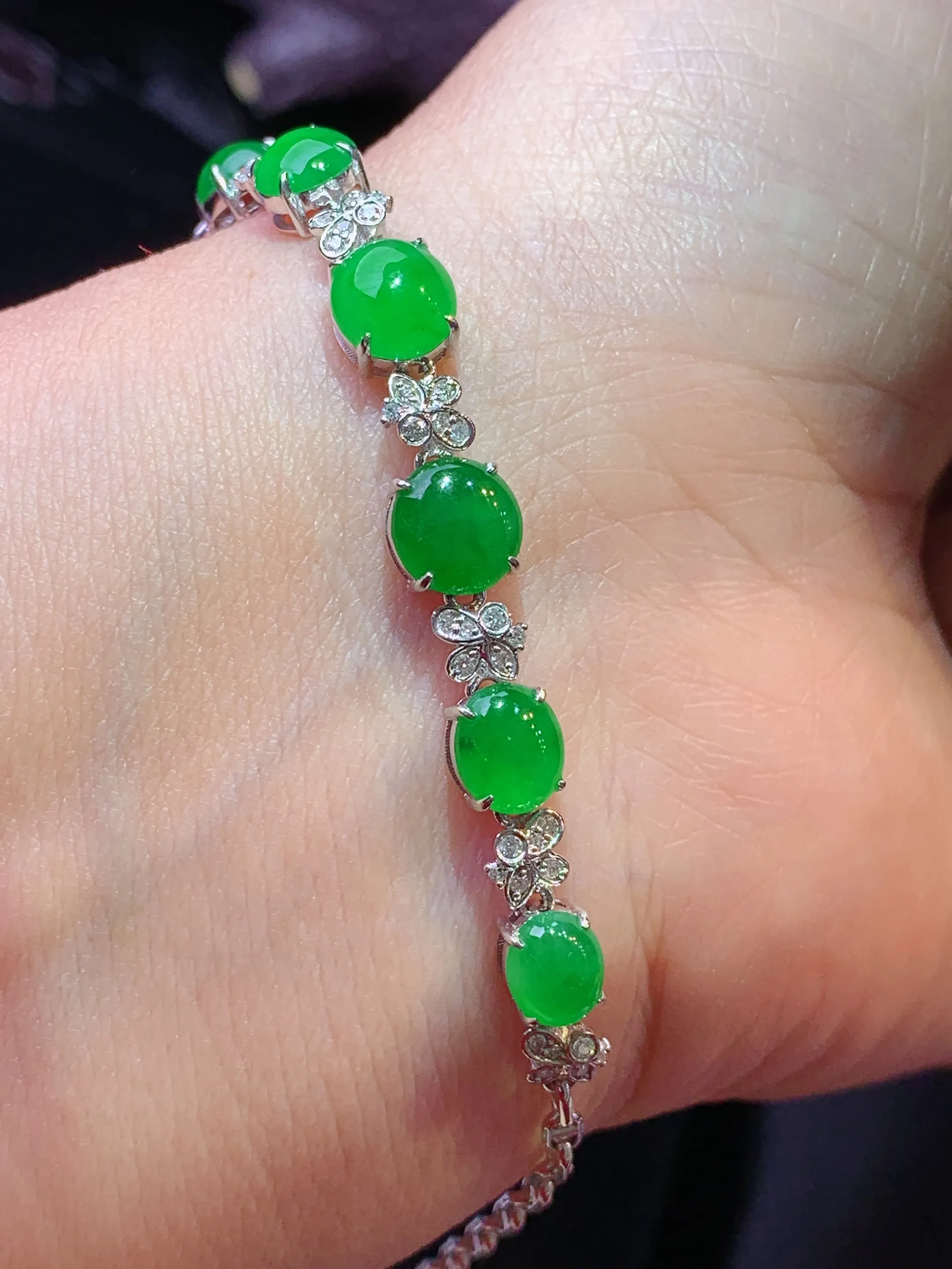 18k金钻镶嵌满绿蛋面手链 玉质细腻 色泽清新艳丽 整体尺寸70.8*6.7*4.2