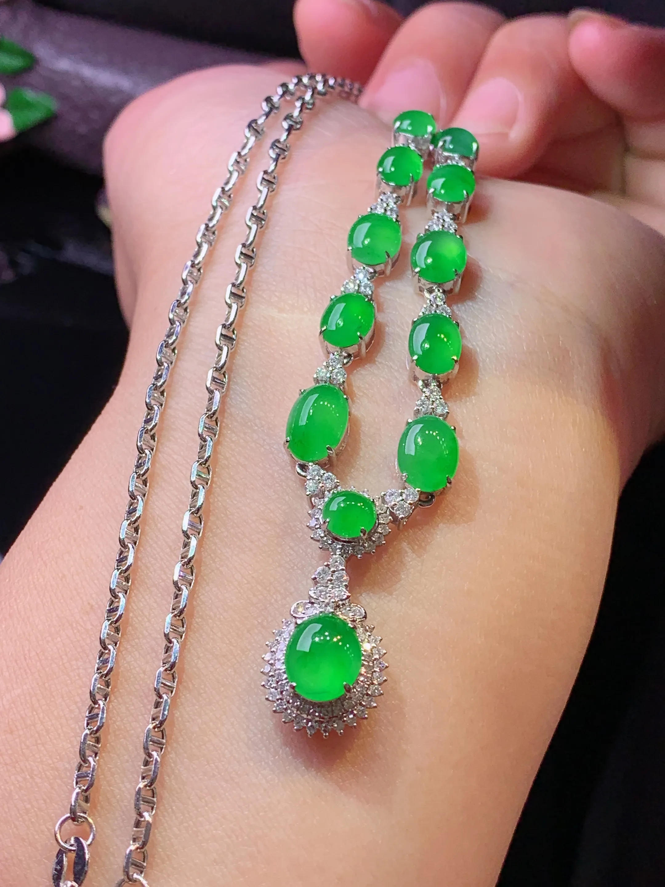 18k金钻镶嵌满绿蛋面项链 玉质细腻 色泽清新艳丽 整体尺寸80.3*11.2*7.3