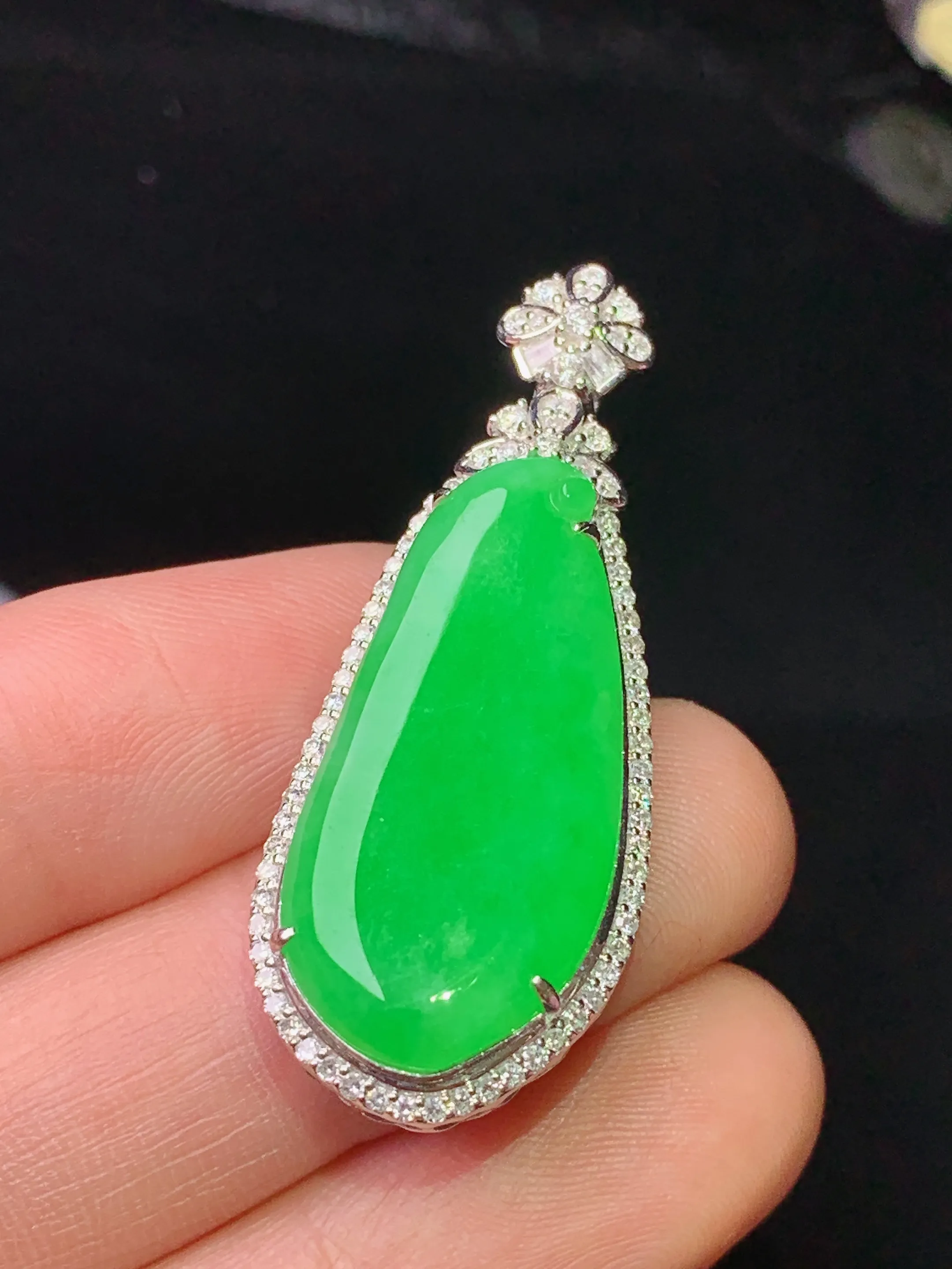 18k金钻镶嵌翠绿福瓜吊坠 玉质细腻 色泽清新艳丽 整体尺寸39.2*15.6*7.8