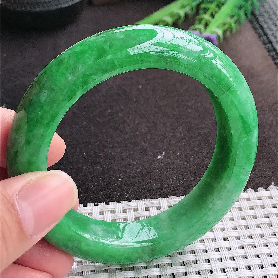 实拍A货翡翠55/13.6/10.7老坑精美温润满绿辣阳绿手镯宽边玉镯手环