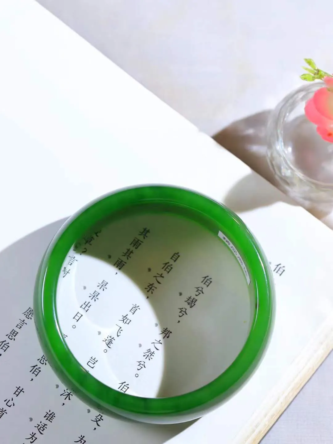 （温柔雅致.手镯）

收藏传家级臻品️和田玉碧玉手镯。镯型饱满，温润细腻，脂润沁香。️执一卷书，沏一盏茶，着一袭裙，戴一只镯。淡淡浅笺，素心若兰，静赏玉中诗画。悠悠岁月，芊手轻摘，盛满诗样芳华。重84.6克   尺寸58.5-21.3-7.4mm    FDA-321201600