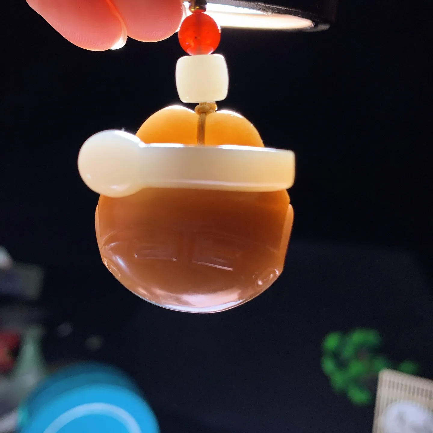 新疆和田玉且末糖木鱼挂件。尺寸32/31/20重28克，玉质细腻油润 底色纯净 脂粉好，品质好！lt251227