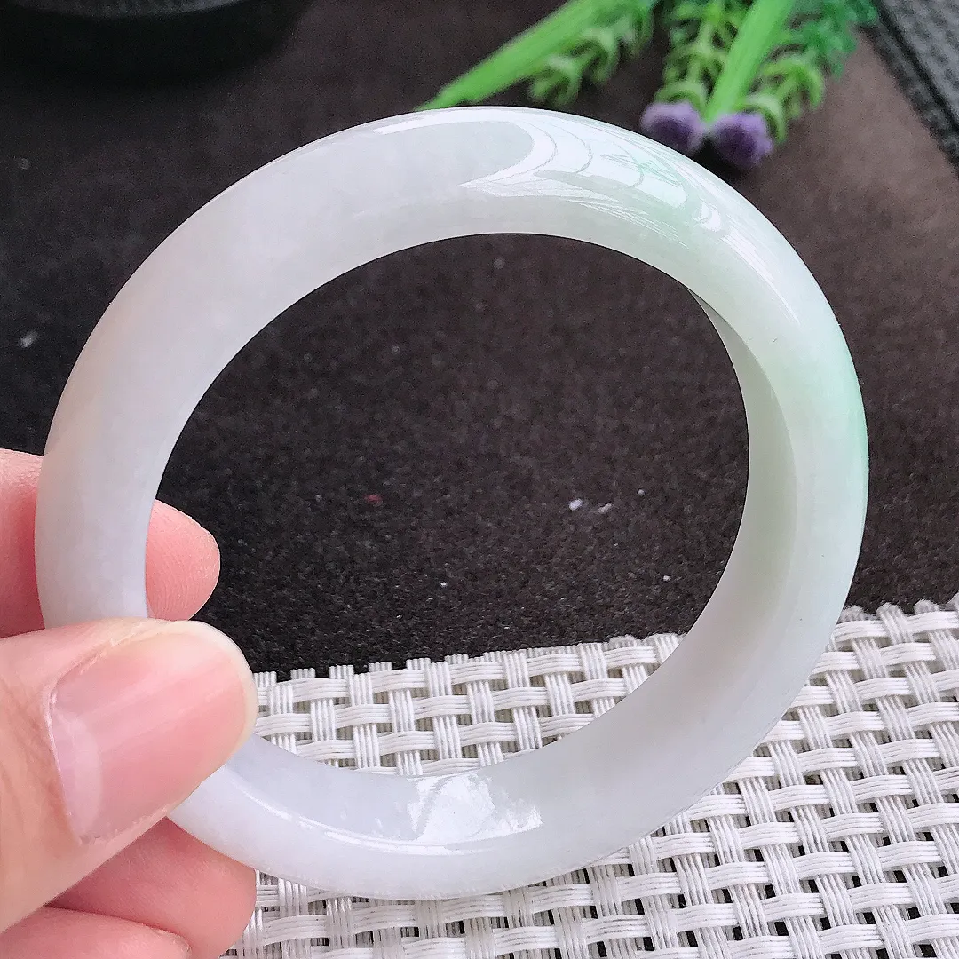 实拍A货翡翠55.5/12.9/8.5老坑秀气冰润浅绿手镯宽边玉镯手环