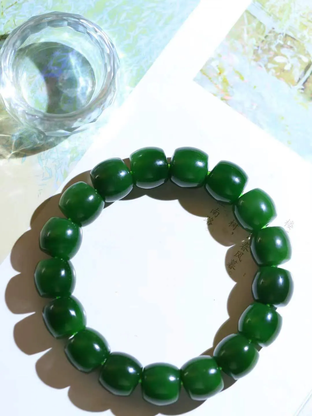 （老型珠.手串）

精品 和田玉碧玉老型珠手串，玉质细腻油润 饱满光滑 质朴无华，悠远简单，人心境界远，百世修炼深，心灵常驻善意持，觉悟人生百世修。重66.5克    尺寸取一12-13.2mm    101202700A