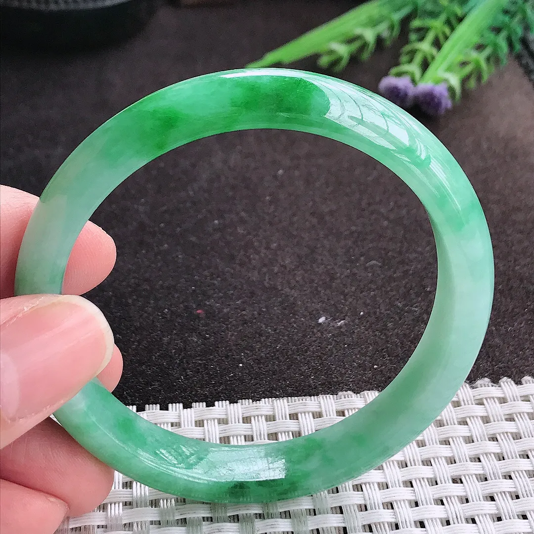 实拍A货翡翠56.5/12/7.3老坑精美冰润飘阳绿手镯宽边玉镯手环