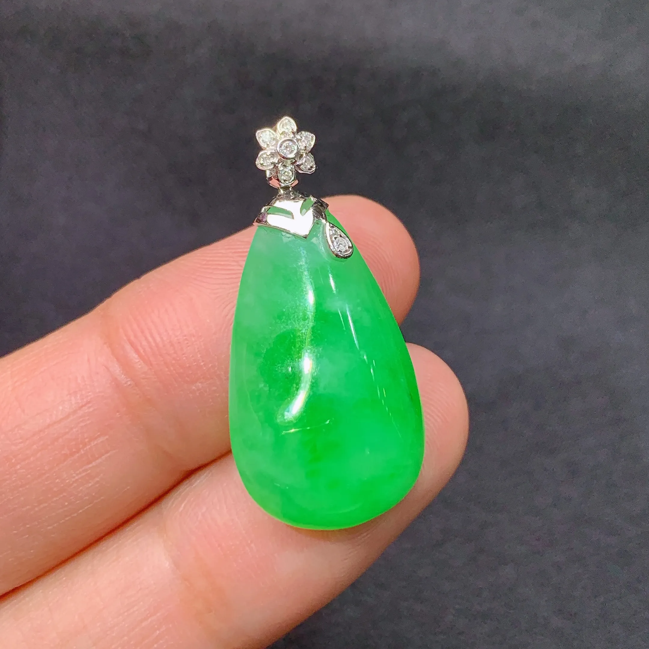 冰阳绿水滴吊坠，18k金镶嵌，色泽鲜阳，冰润细腻，种水足，Xyg整体尺寸28.3*13.3*5.5