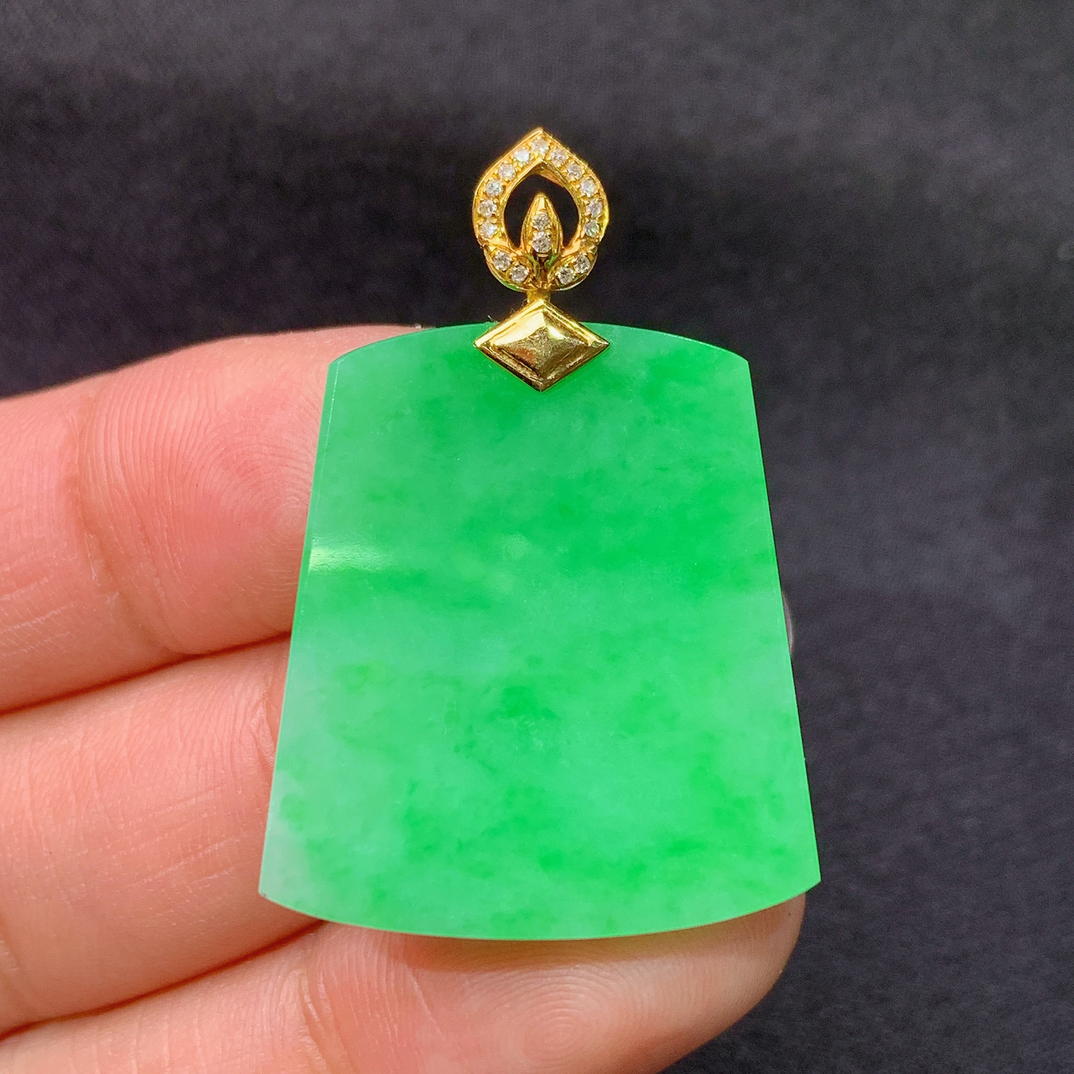 冰阳绿无事牌吊坠，18k金镶嵌，冰润色阳，种老水足，整体尺寸35.5*24.3*3.5