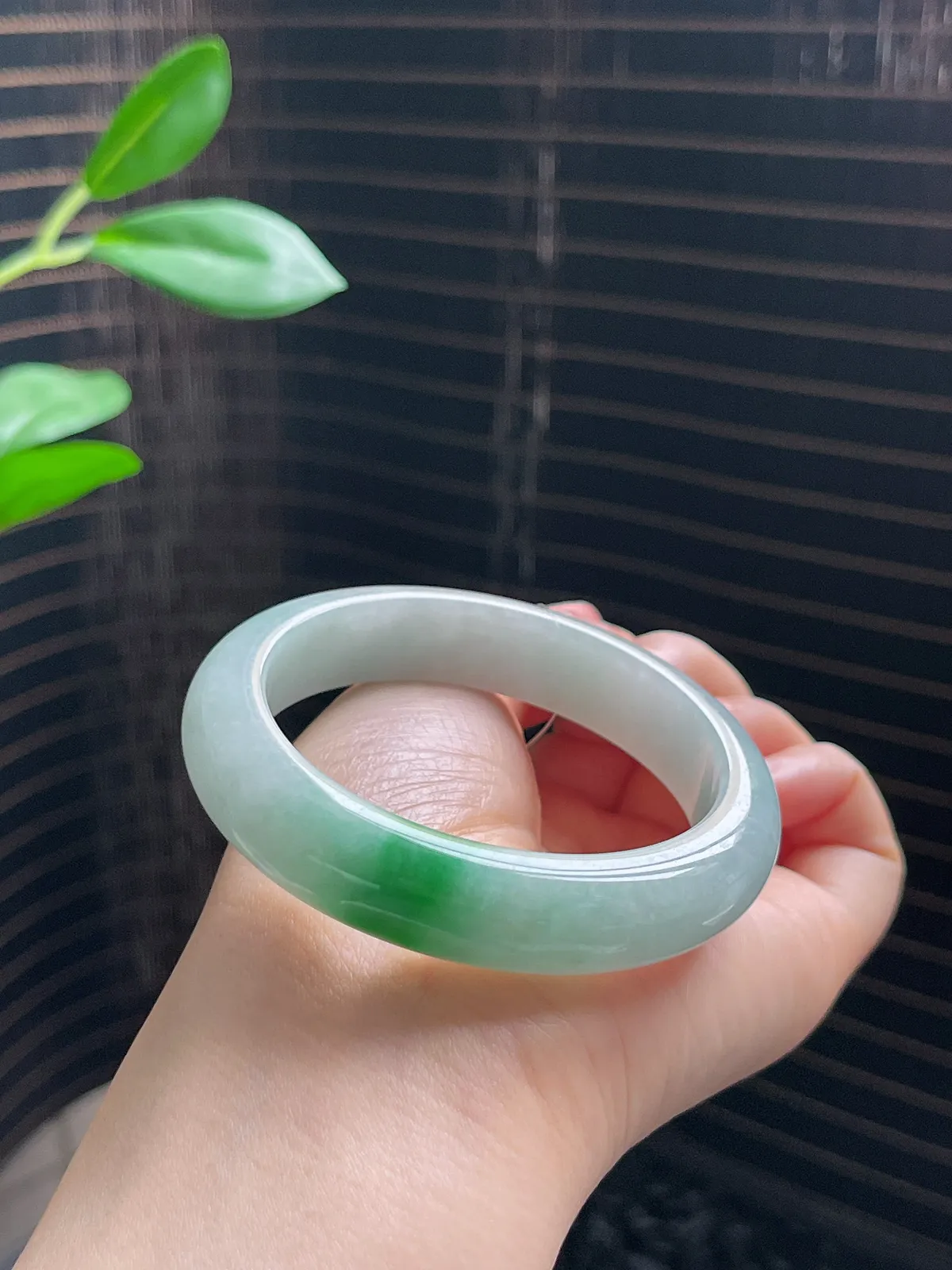 正圈53.7圈口，翡翠糯化种飘绿手镯