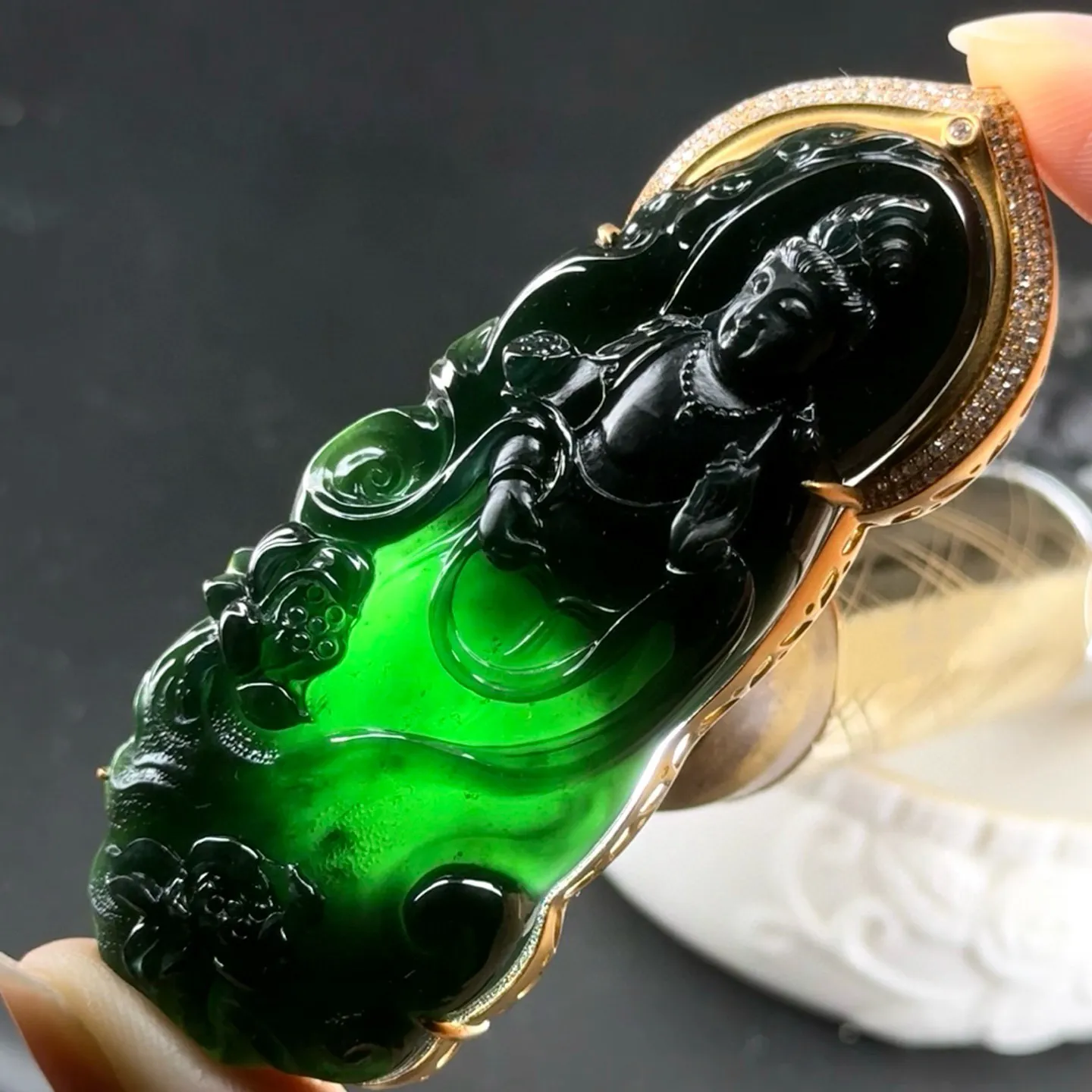 精品18k墨翠站观音 种好色正 黑度极好 打灯通透 油性十足  尺寸75