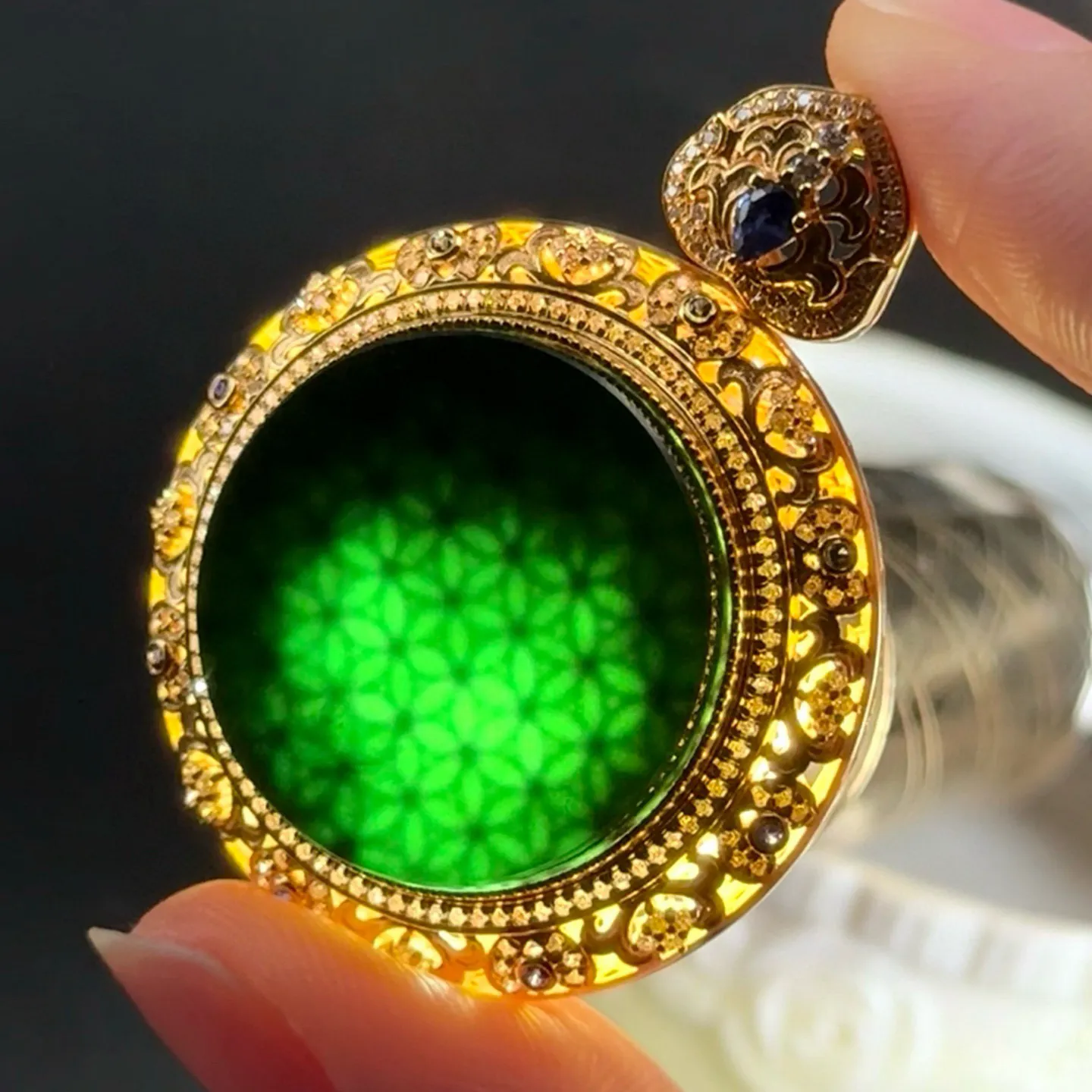 精品18k墨翠圆牌吊坠 种好色正 黑度极好 打灯通透 重金豪镶 尺寸43.6