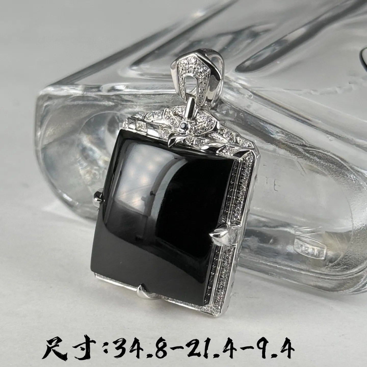 精品18k墨翠无事牌 种好色正 黑度极好 打灯通透 油性十足 尺寸34.8