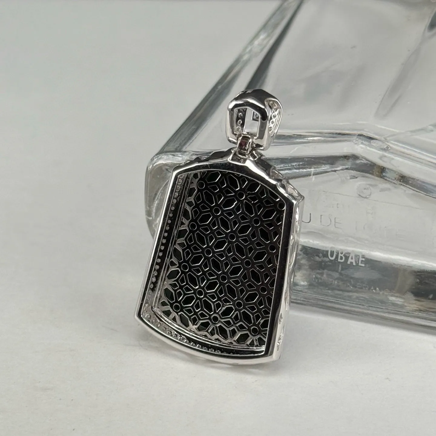 精品18k墨翠无事牌 种好色正 黑度极好 打灯通透 油性十足  尺寸36.5