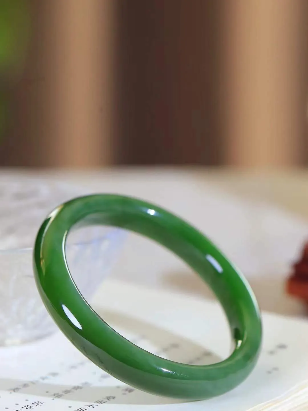 【碧色荡漾·手镯】

精品️和田玉碧玉猫眼手镯，玉质细腻温润，手感舒适，️线条流畅，简约大气，美自天成，佩戴于腕间，婉约之美，举手投足间透出那份低调奢华，醉人心扉。重47克 内径圈口57mm尺寸11.2-8.5mm FDL-771202832