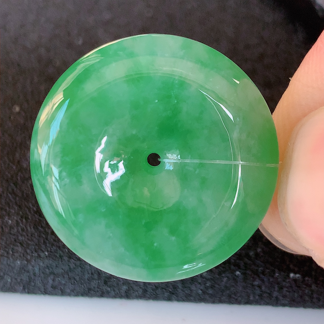 自然光实拍，水润飘绿翡翠平安扣吊坠，品相佳，美感十足，寓意平平安安，平安扣佩戴精美时尚！#49.28