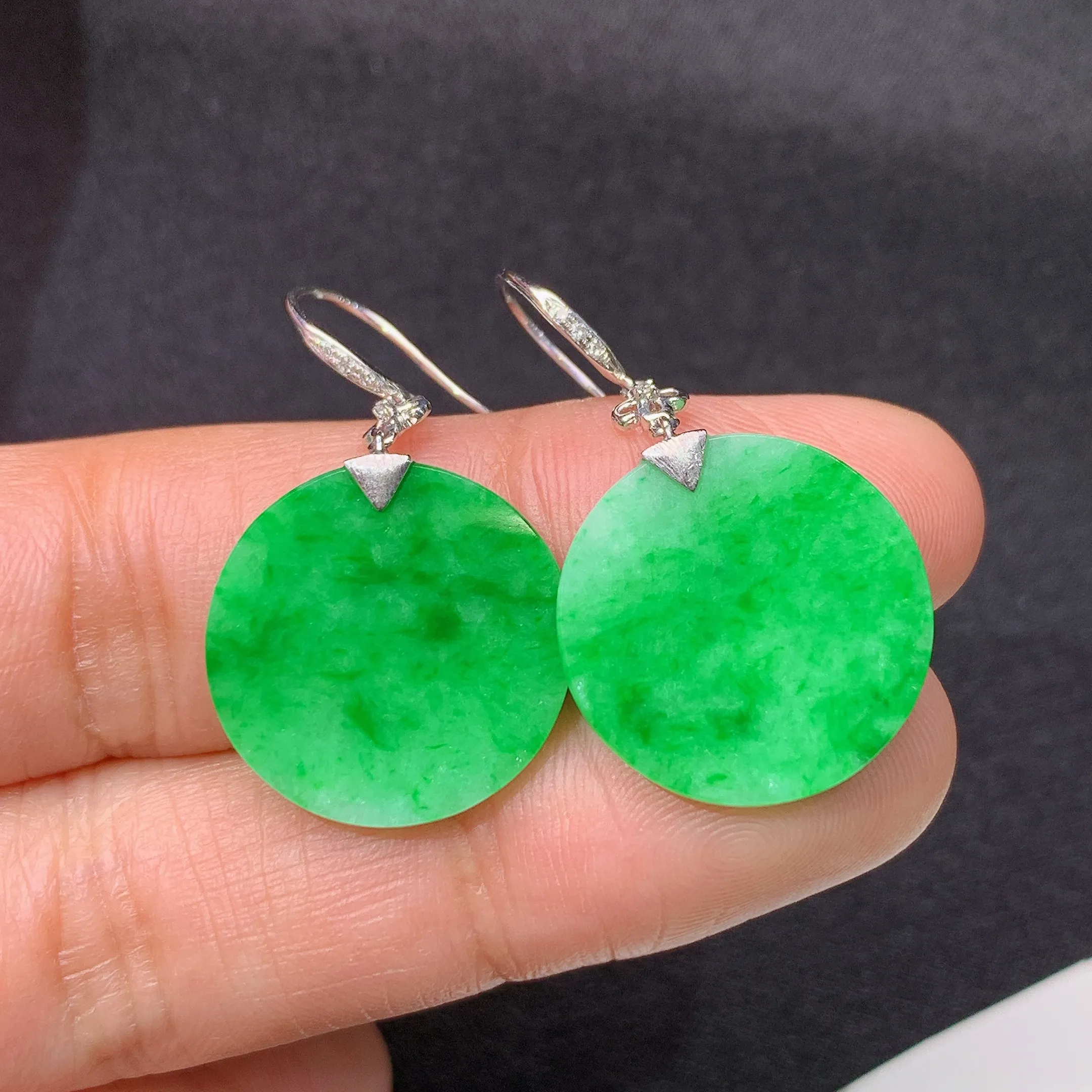 冰阳绿圆牌吊坠，18k金镶嵌，简约时尚，冰润色阳，种水足，Xyg整体尺寸17*2