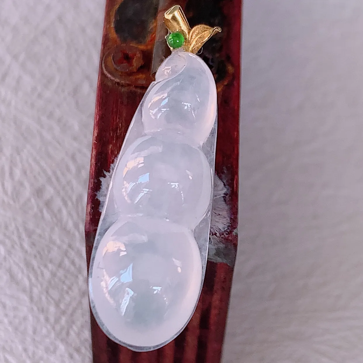 自然光实拍，18K金镶嵌冰种翡翠四季豆吊坠，平安豆福豆玉坠，冰润通透，豆粒饱满，寓意：豆蔻年华！#57.28整体30.8裸石26.5*10*7.5