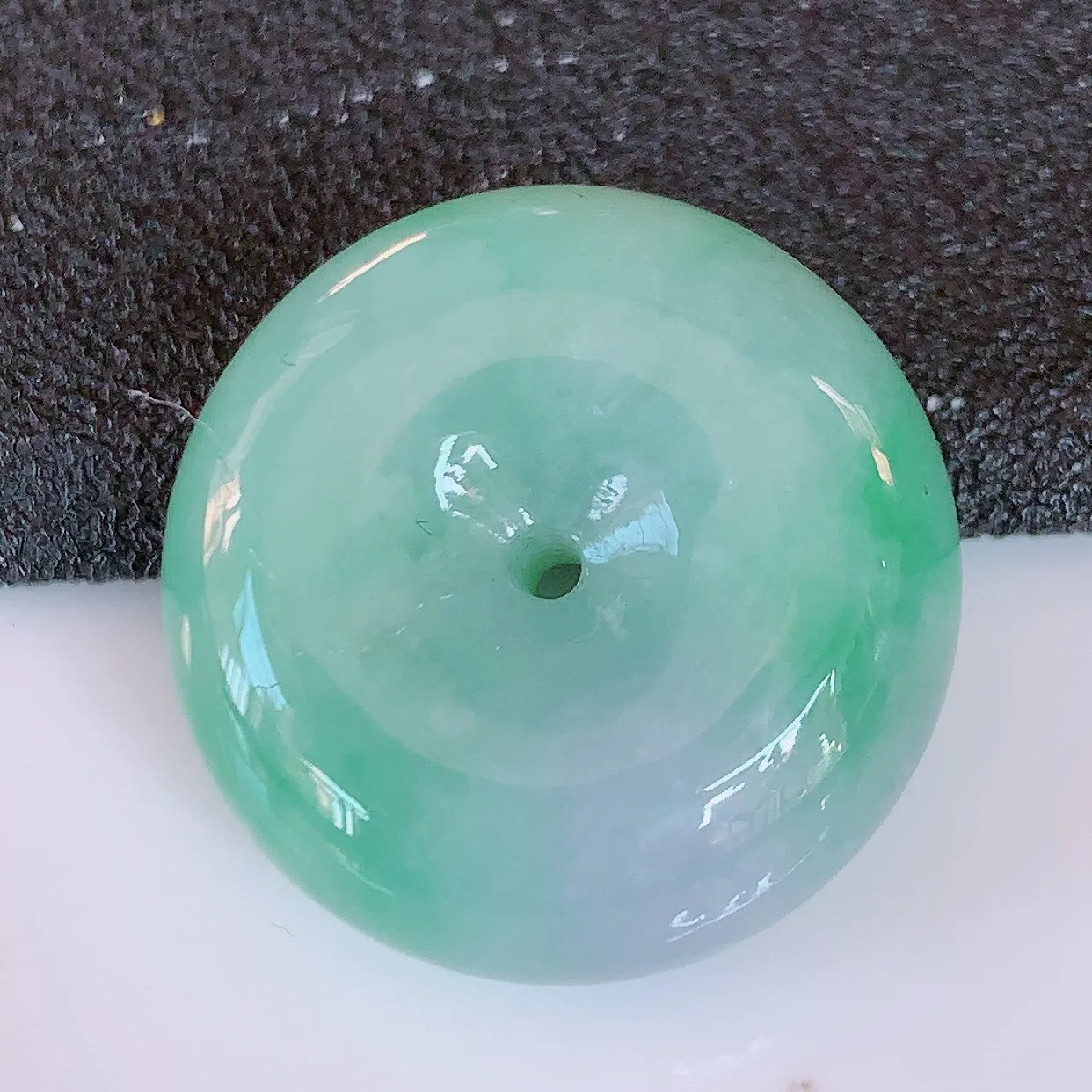 自然光实拍，冰润飘花翡翠平安扣吊坠，翠色灵动，佩戴效果时尚出众，尽显气质，玉质细腻，美感十足。#57.28