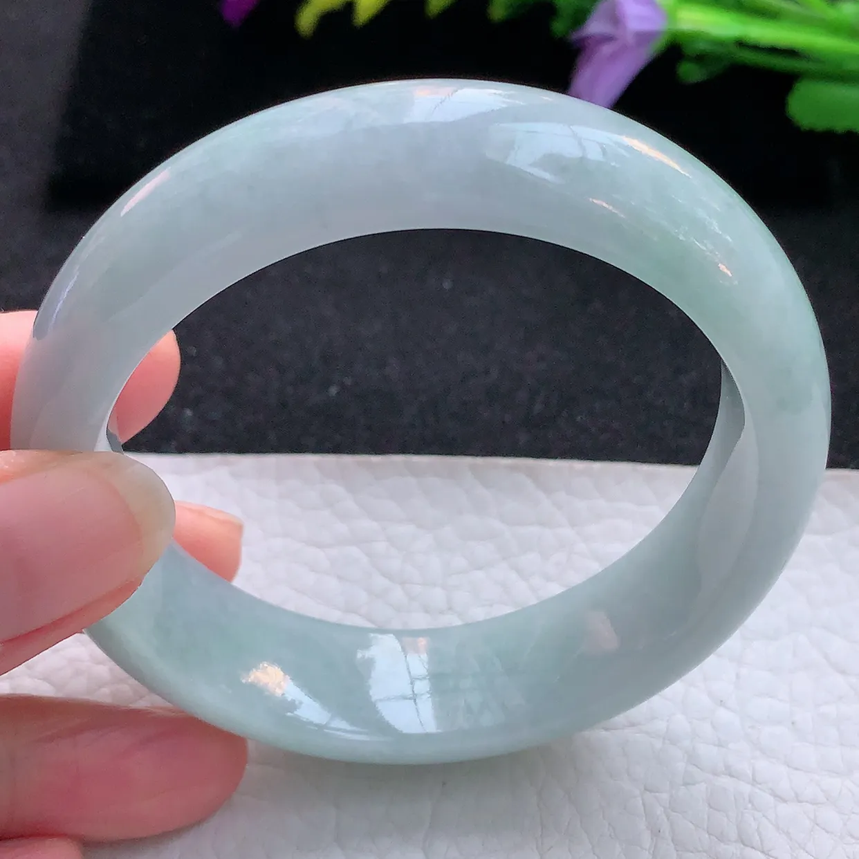 js实拍57*17.8*8轮胎镯 天然翡翠A货手镯水润浅绿底宽边正圈玉镯子