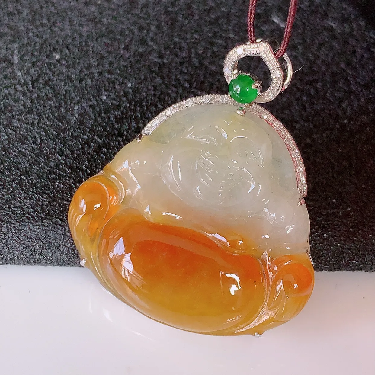 自然光实拍，18K金镶嵌冰黄翡双彩翡翠佛公吊坠，饱满， 佛公亦保平安，寓意有福（佛公）相伴，品相佳，配戴优雅迷人！#00.28整体30.5*25.5*7.2裸石25.5*22.5