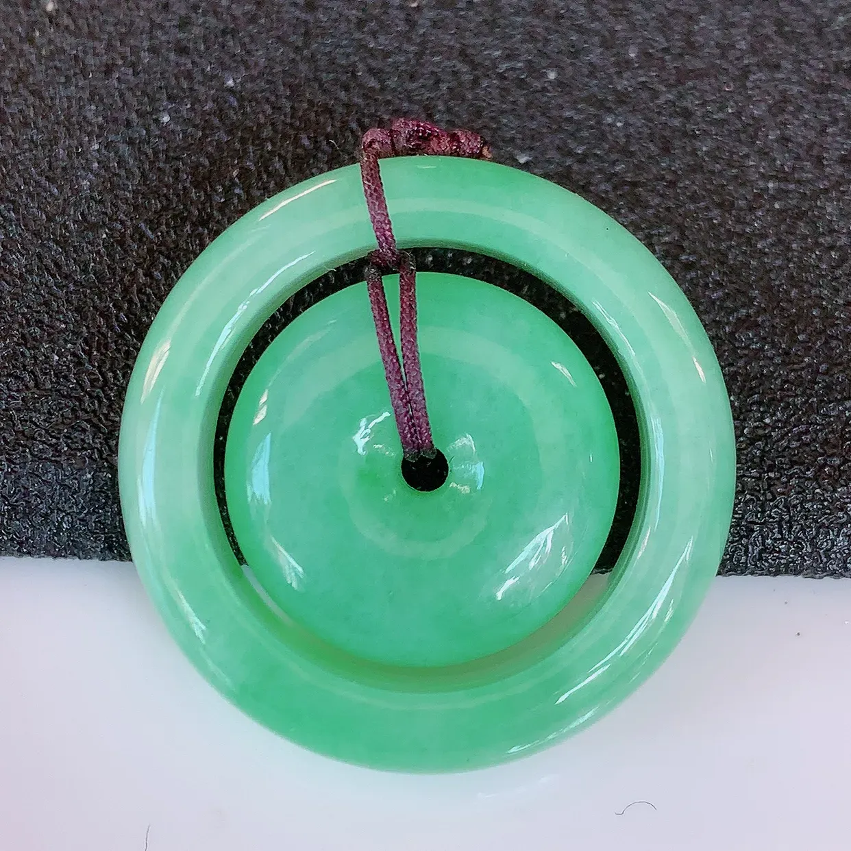 自然光实拍，冰润满绿翡翠平安母子扣吊坠，翠色灵动，佩戴效果时尚出众，尽显气质，玉质细腻，美感十足。#57.28