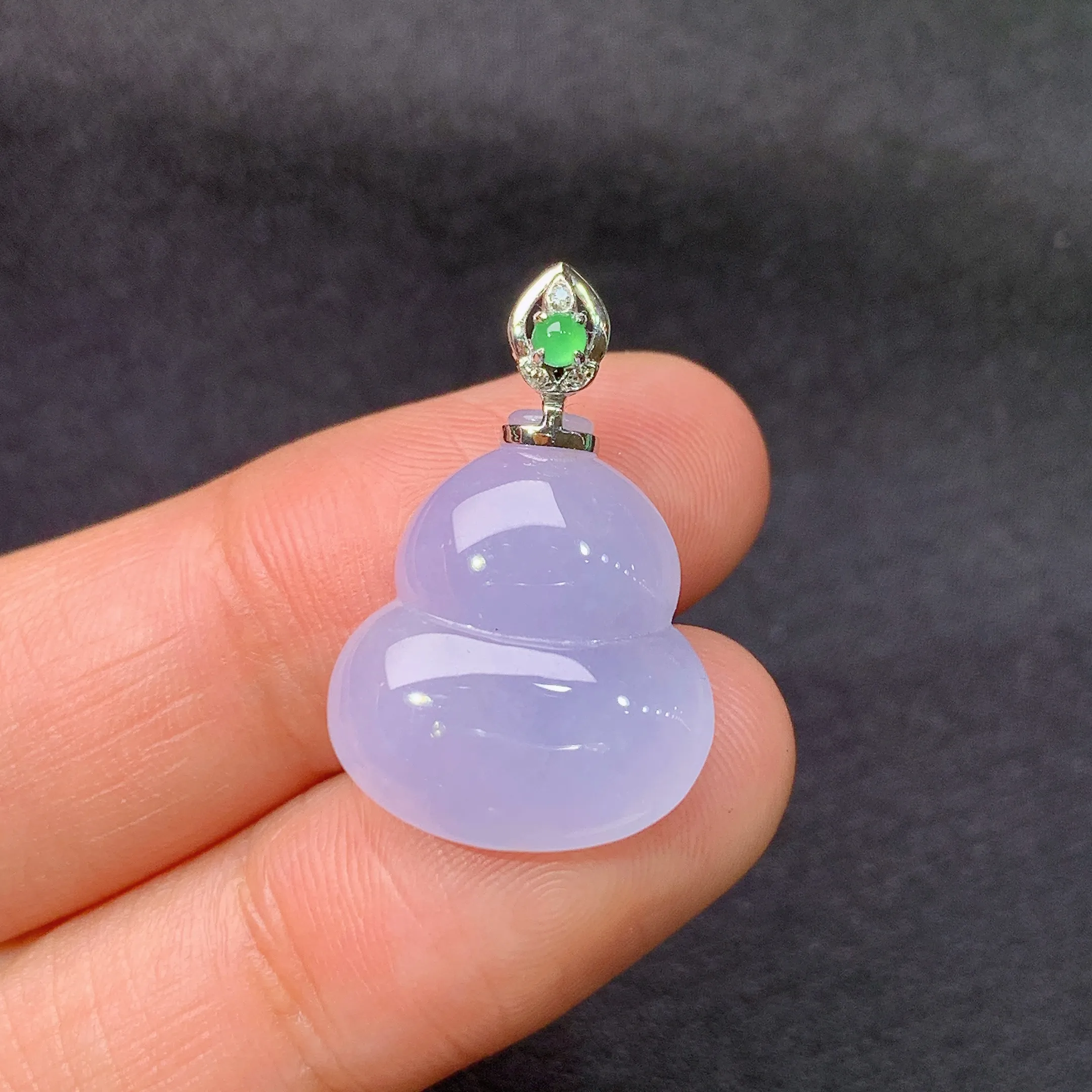 冰紫罗兰葫芦吊坠，18k金镶嵌，温润细腻，颜色鲜艳，整体尺寸23.9*15.5*4.6