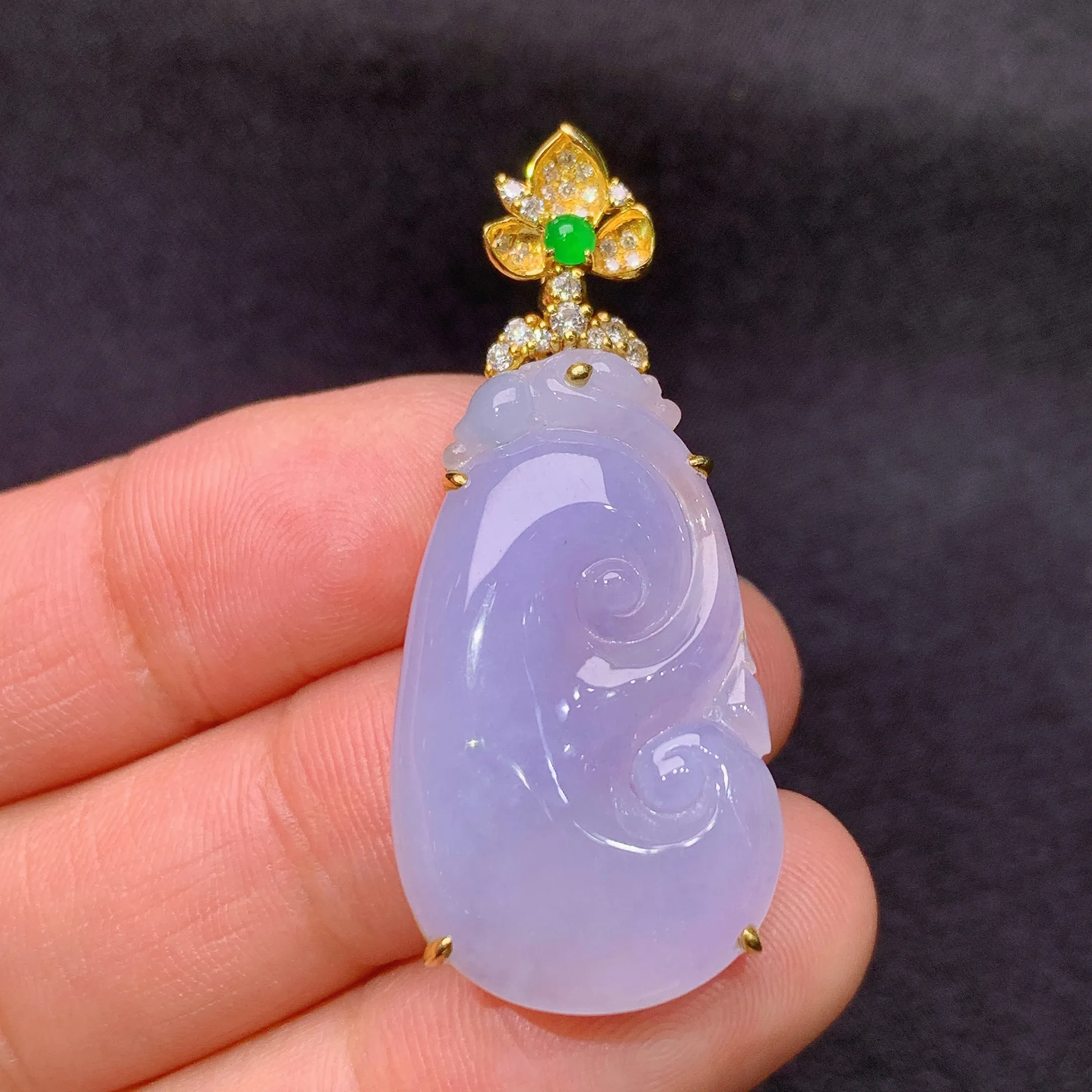 冰紫罗兰如意吊坠，18k金镶嵌，温润细腻，颜色鲜艳，整体尺寸Xu 38.8*16.6*6.7