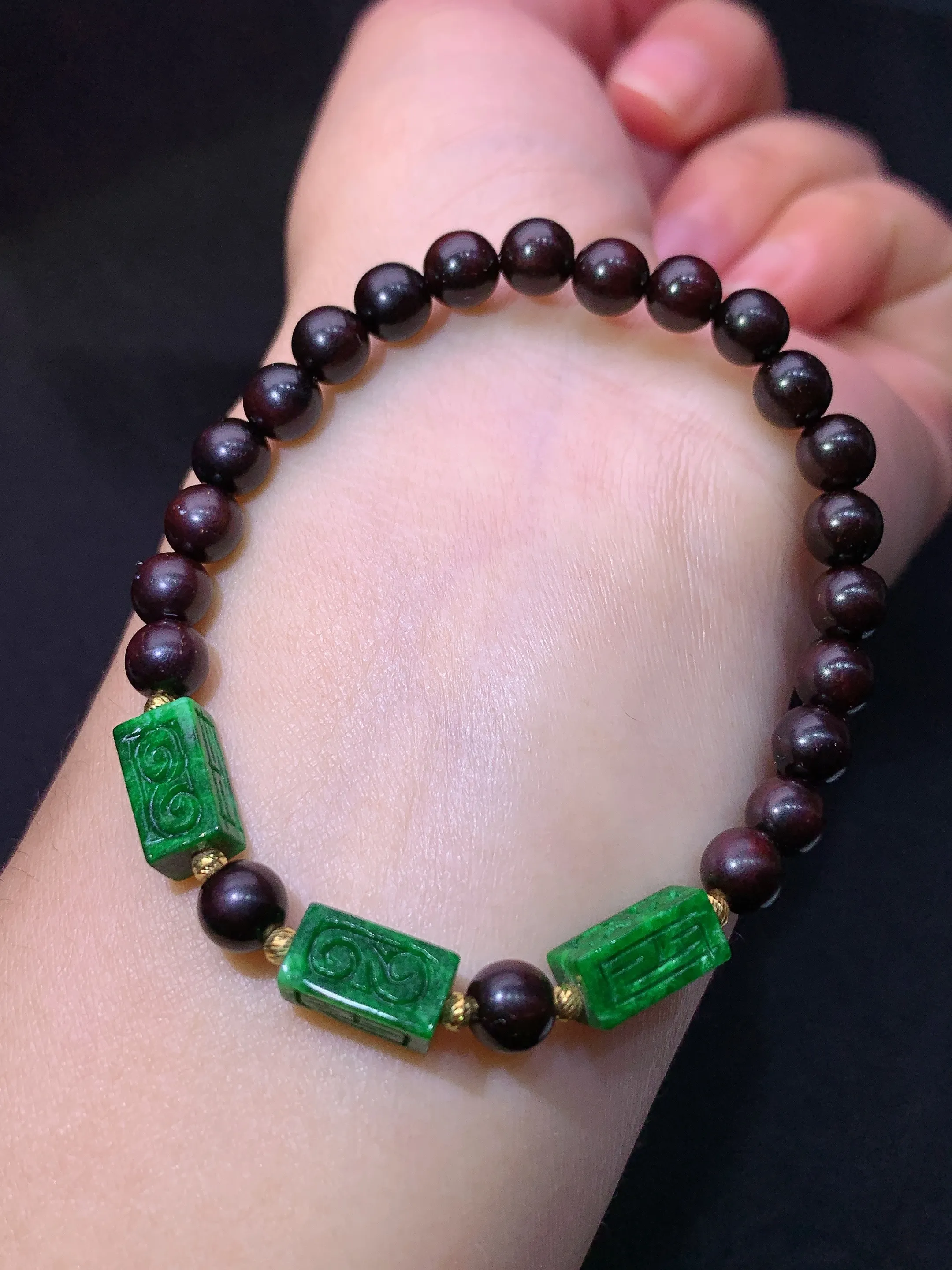 冰阳绿路路通木珠手串，手链，冰润色辣，种老水足，整体尺寸10.5*5.8*5