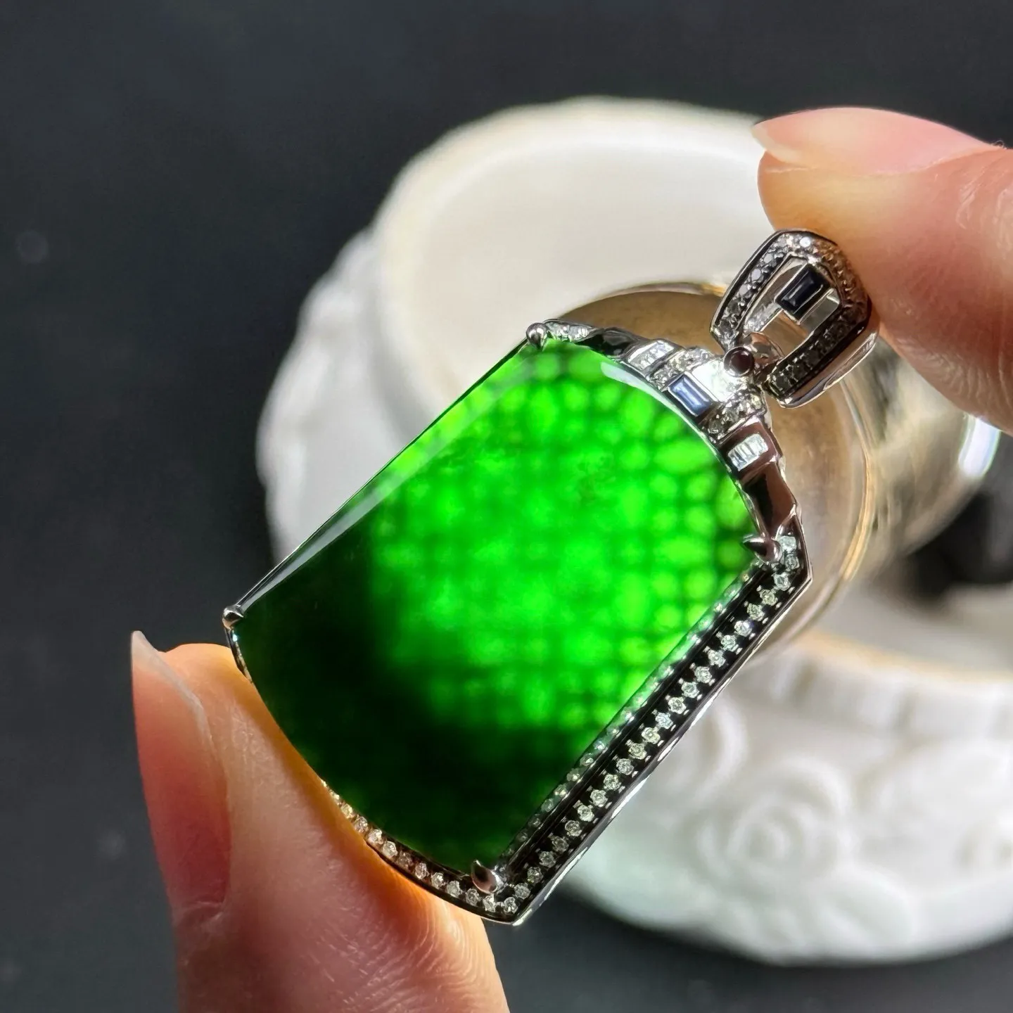 精品18k墨翠无事牌 种好色正 黑度极好 打灯通透 油性十足  尺寸36.5