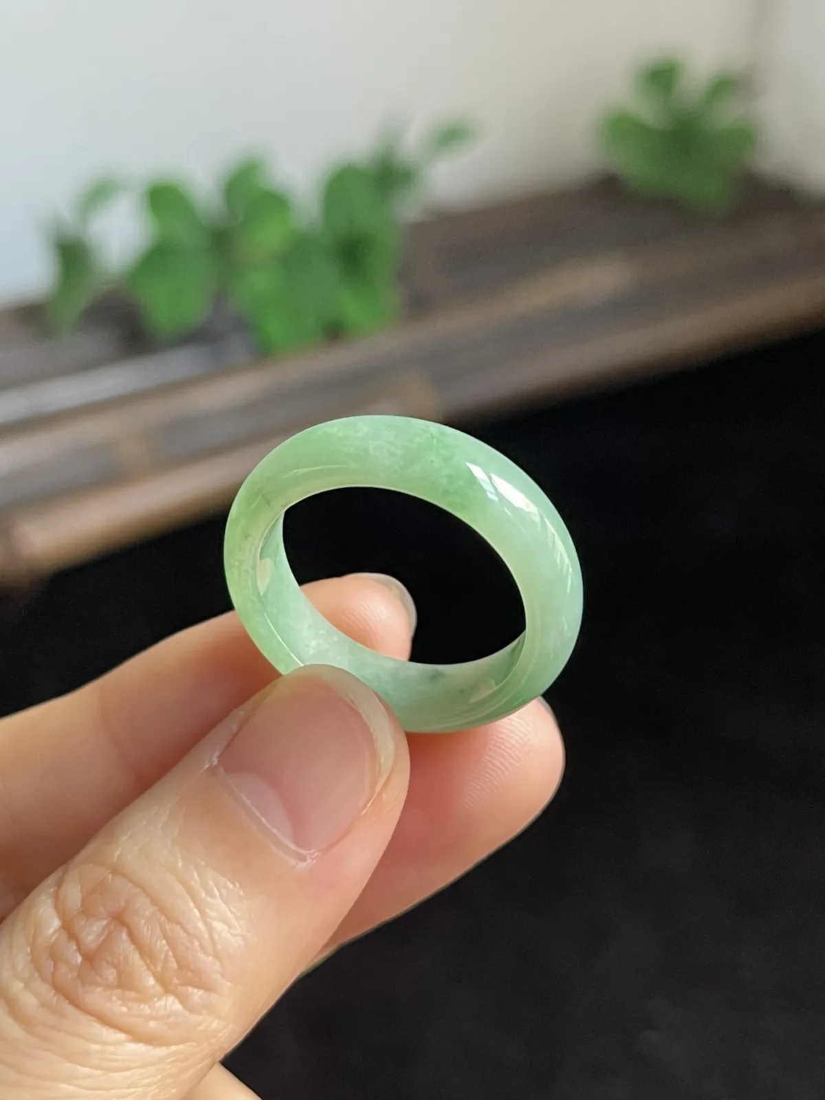 翡翠戒指，种老肉细，通体阳绿，上手漂亮