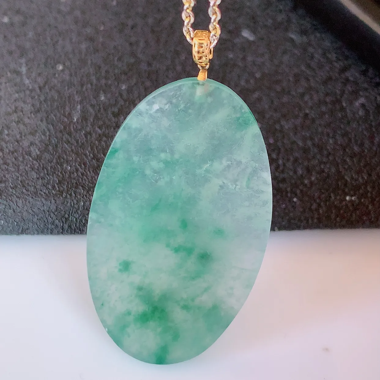 18K金镶嵌冰种飘花平安无事牌吊坠，翡翠无事牌，平平安安，无事牌翠色灵动，佩戴平安时尚！#57.28