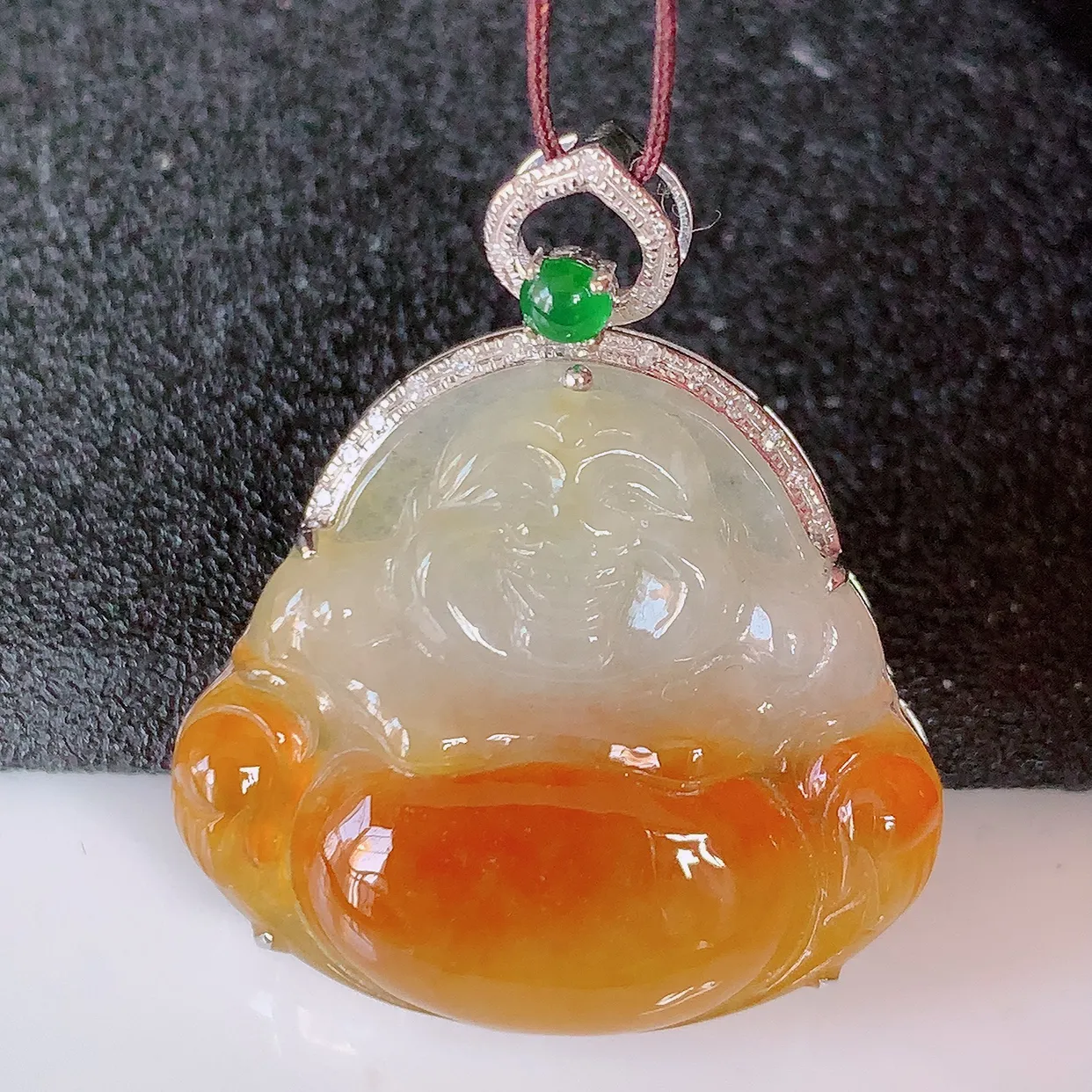 自然光实拍，18K金镶嵌冰黄翡双彩翡翠佛公吊坠，饱满， 佛公亦保平安，寓意有福（佛公）相伴，品相佳，配戴优雅迷人！#00.28整体30.5*25.5*7.2裸石25.5*22.5