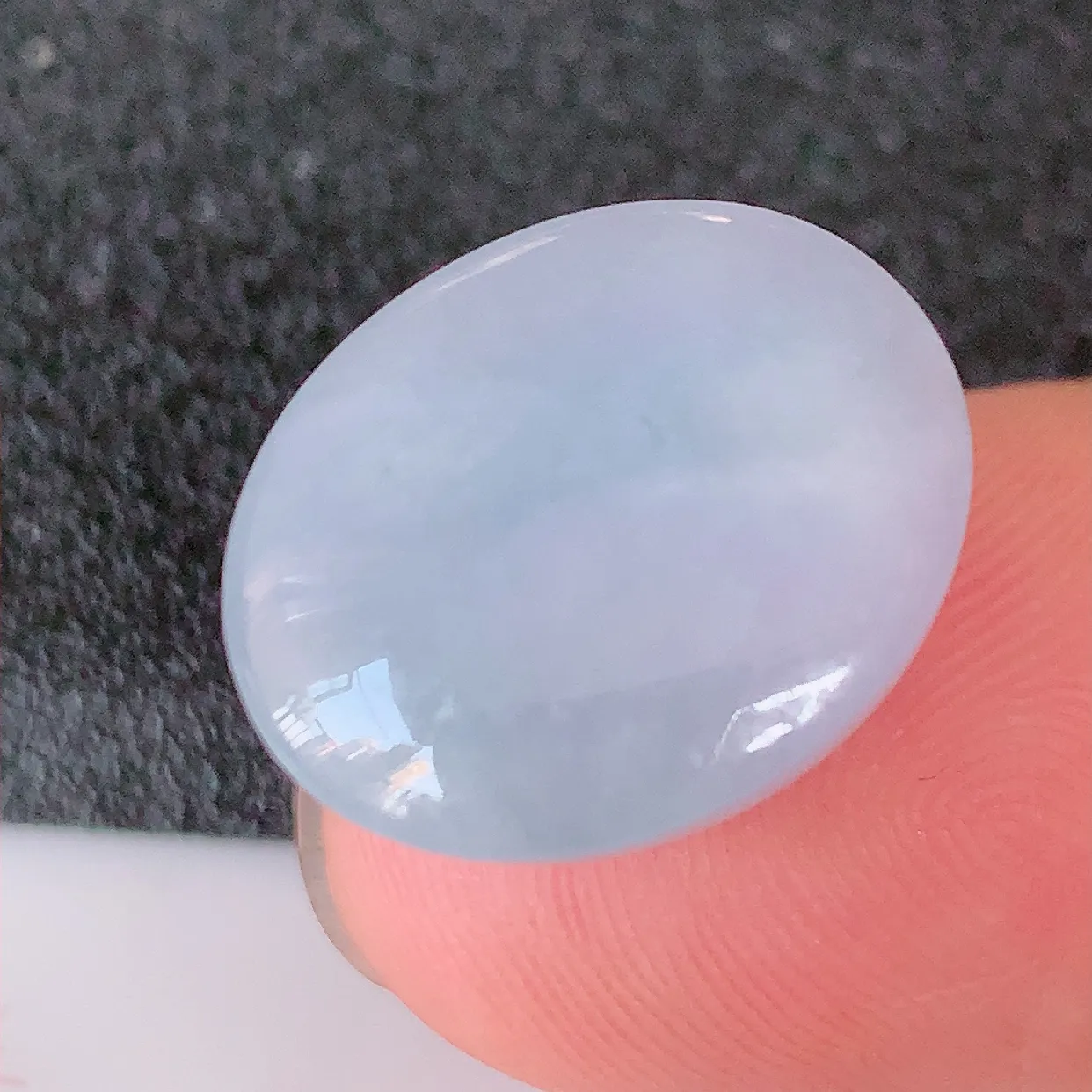 自然光实拍，水润紫罗兰翡翠戒面，蛋面，翠色灵动，玉质细腻，颜色漂亮，镶嵌更靓，品相佳，佩戴佳品！#00.28尺寸17*14.8*9.8