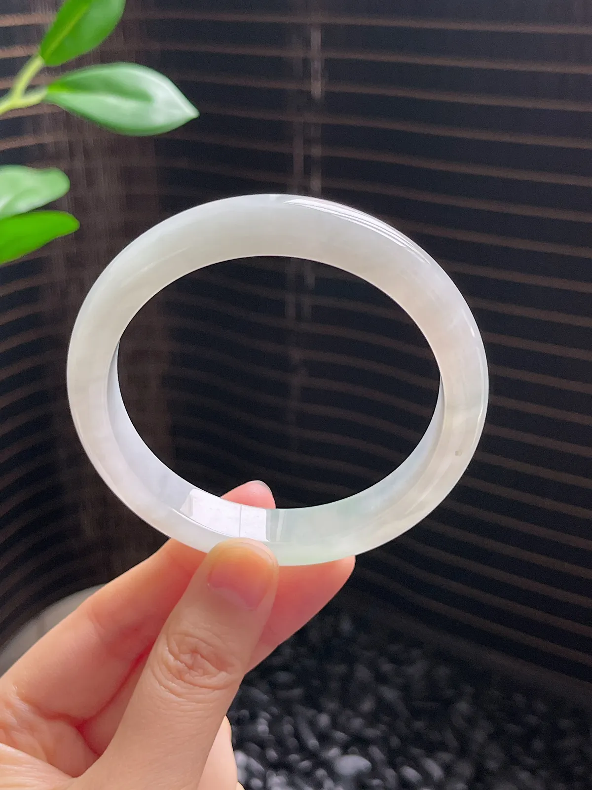 正圈59.8圈口，翡翠冰糯种淡绿色手镯