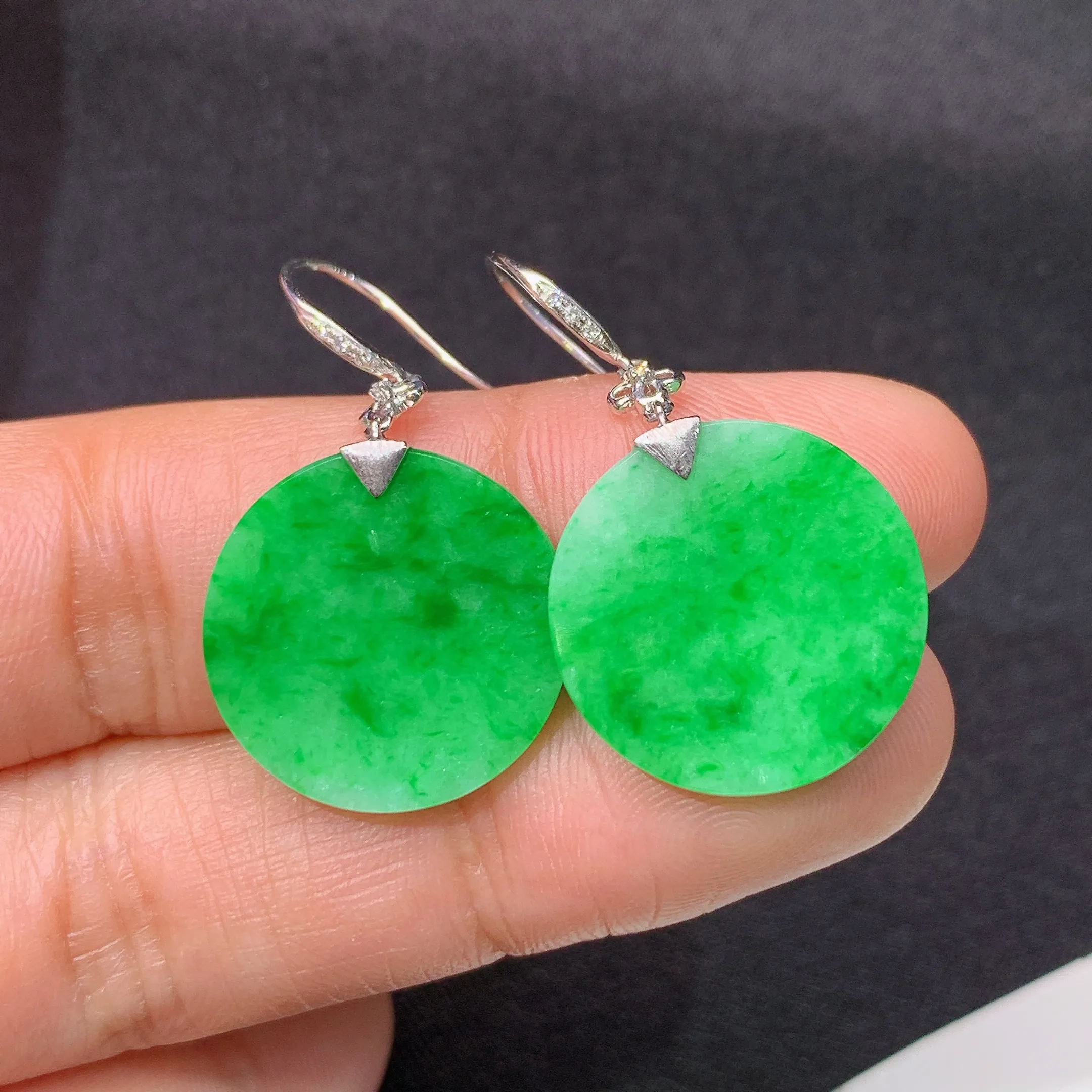 冰阳绿圆牌吊坠，18k金镶嵌，简约时尚，冰润色阳，种水足，Xyg整体尺寸17*2